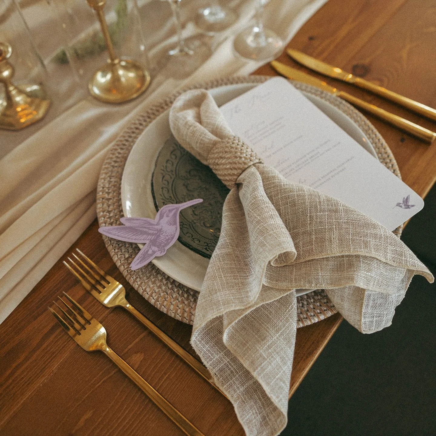 Check out these Hummingbird place cards, such a fun way to spice up your stationery 💜
.
@gracie.mariephoto 
@themanorhouseco