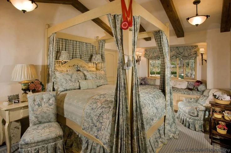 Toile bedroom, four poster bed, window seat.jpg