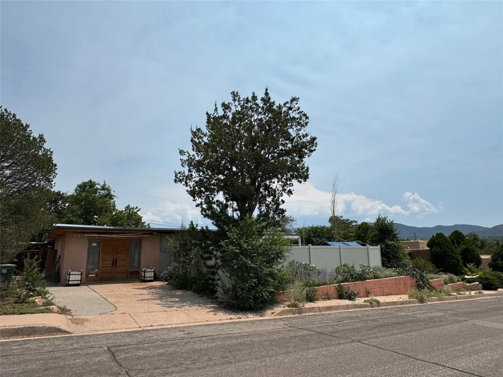 🥂 I just SOLD this delightful home in Casa Solana with a versatile office space ideal for remote work or creative pursuits. It was only on the market for 22 days!

3 bedrooms, 2 baths, 1,693 sq.ft., on 0.20 acre. 
Listing Price: $550,000
Listing Bro