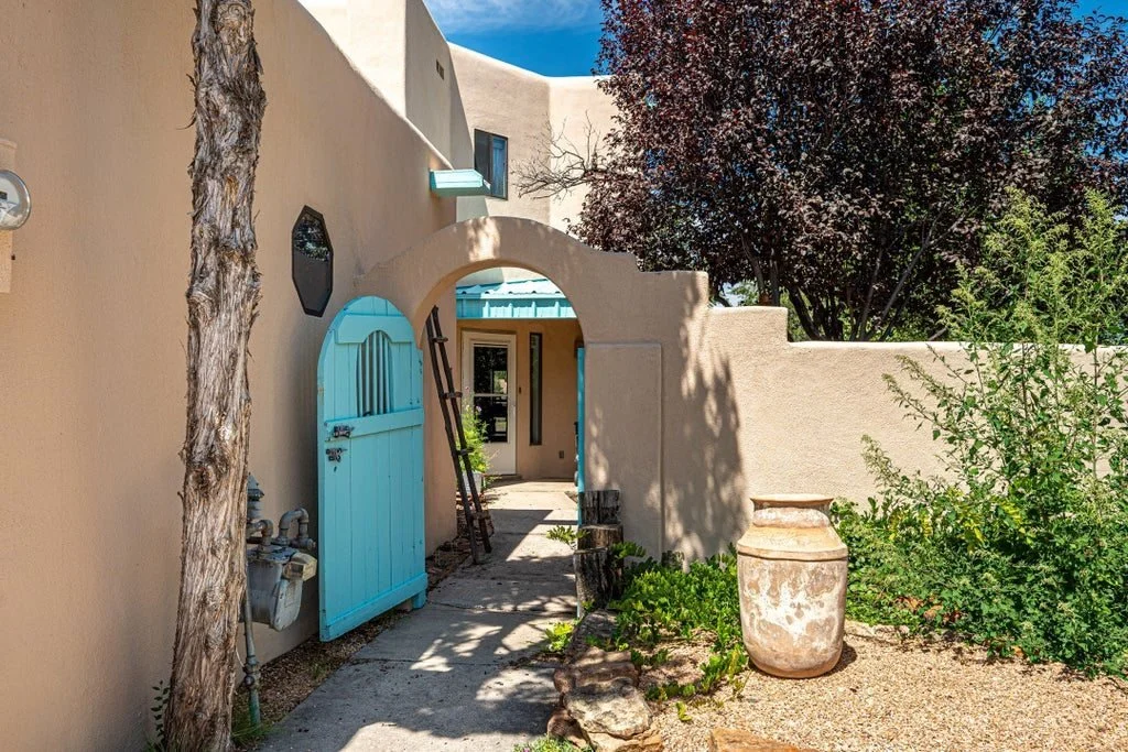 📣 NEW LISTING! 2963 Camino Piedra Lumbre &mdash; Price Listed: $450,000
Inviting home in the desirable Via Cab neighborhood features a living room with soaring ceilings capturing abundant natural light, and a spacious kitchen with timeless appeal. E