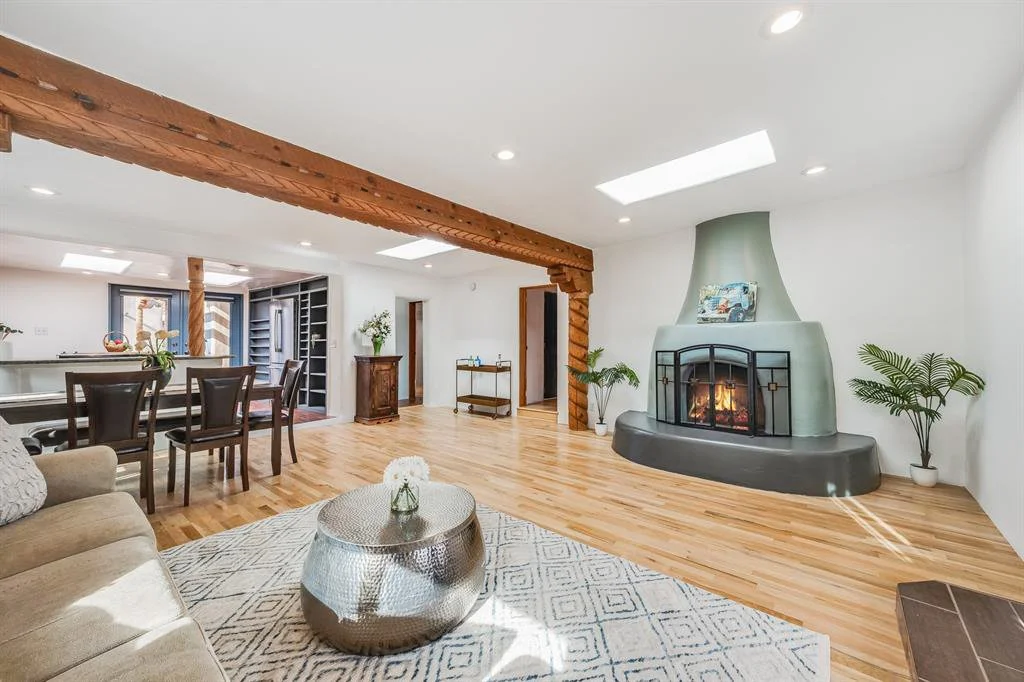 📣 NEW LISTING! 546 Alarid Street &mdash; Listing Price: $739,900
In the vibrant Railyard neighborhood, just steps from the bustling Farmers' Market and the Railyard Park, this charming single-level home includes a detached studio with a bath and kit