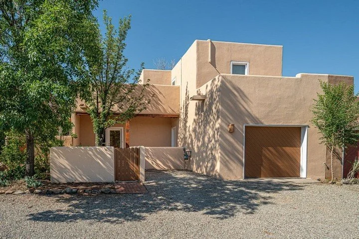 🥂 I just SOLD this charming townhome in the Las Quintas community.

Listed Price: $499,900
Listing Brokerage: @livinginsantafe

When you're ready to buy or sell, and you're looking for experience and a strong track record, give me a call. I'm here t