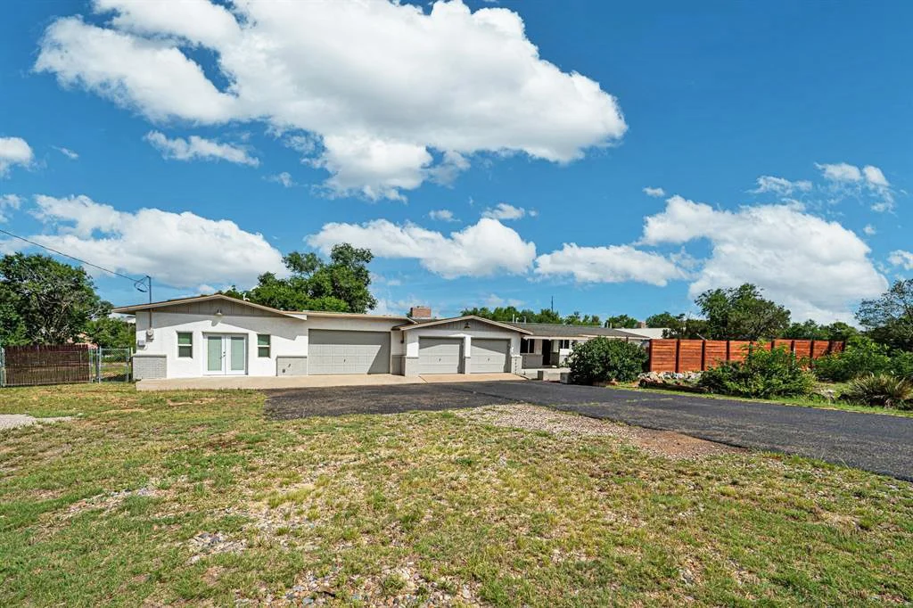 🥂 I just SOLD this charming home + studio on nearly 3/4 acre near the mid-town campus. Listed Price: $674,900

4 bedrooms, 3 baths, 2,382 sq.ft., with 3-car garage, on 0.99 acre.

Listed Price: $674,900
Listing Brokerage: @livinginsantafe

💻 http:/
