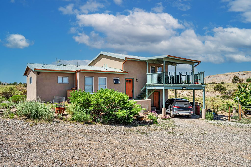🥂 I just SOLD this Northern New Mexico charmer in the striking high desert terrain.

2 bedrooms, 2 baths, 1,736 sq.ft., on 2.5 acres. 

Listed Price: $499,900
Listing Brokerage: @livinginsantafe

When you're ready to buy or sell, and you're looking 