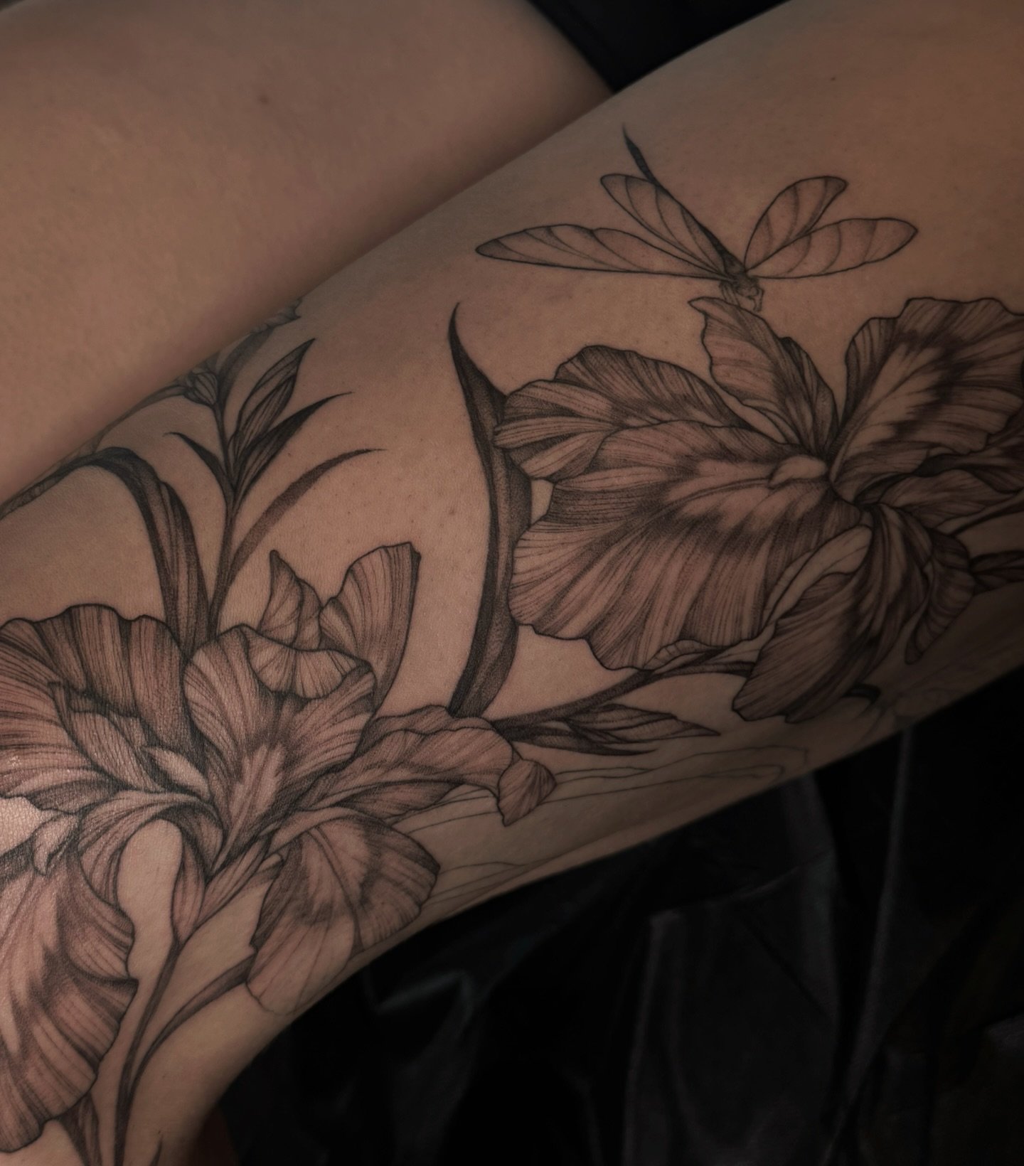 Didn&rsquo;t quite finish this freehand project on @hangingwithliz 
A little more shading to go 😎
Done @theterracestudio