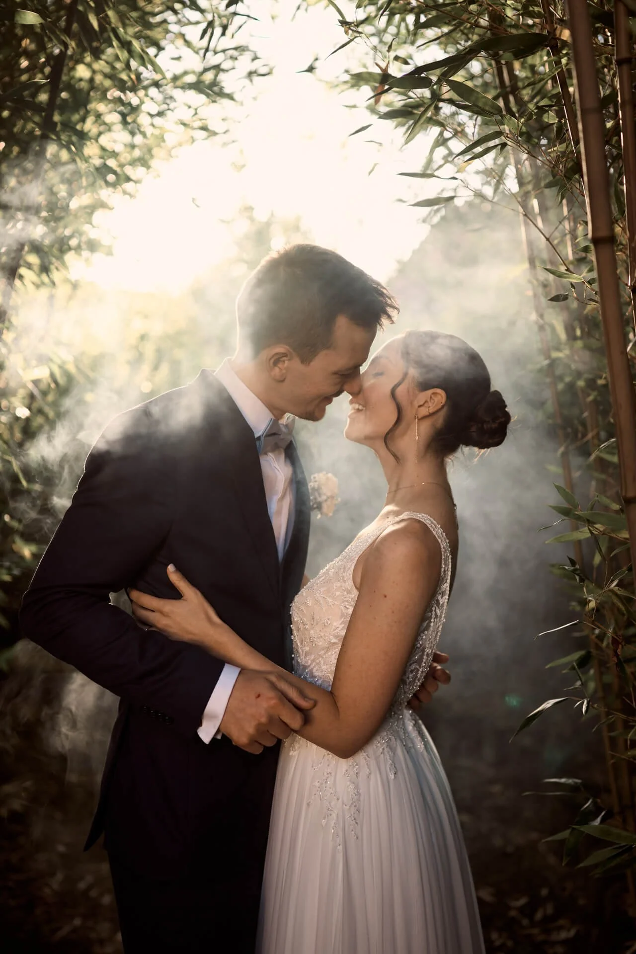Un couple qui s'embrasse à paris.