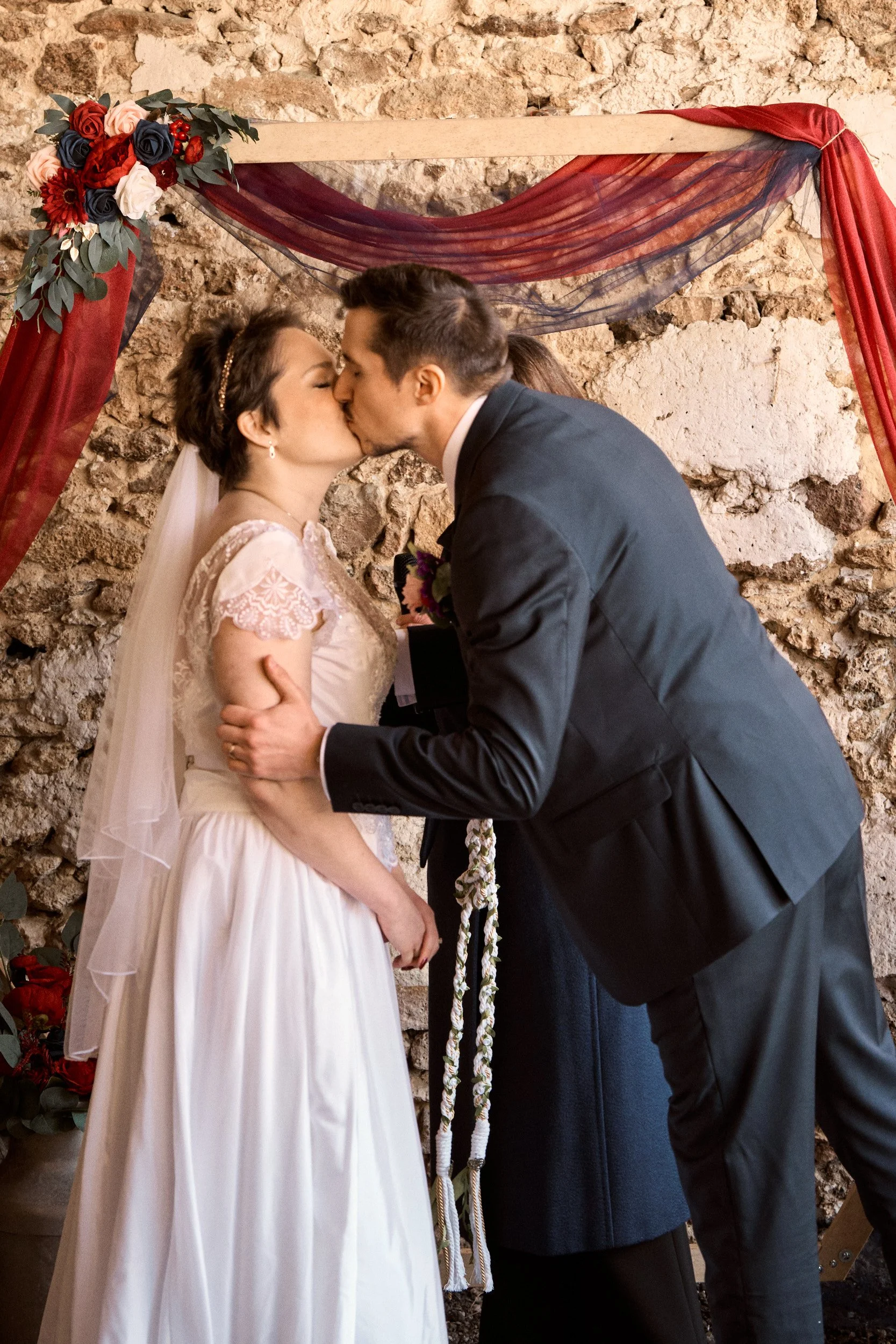 Un couple qui s'embrasse pendant sa cérémonie laïque