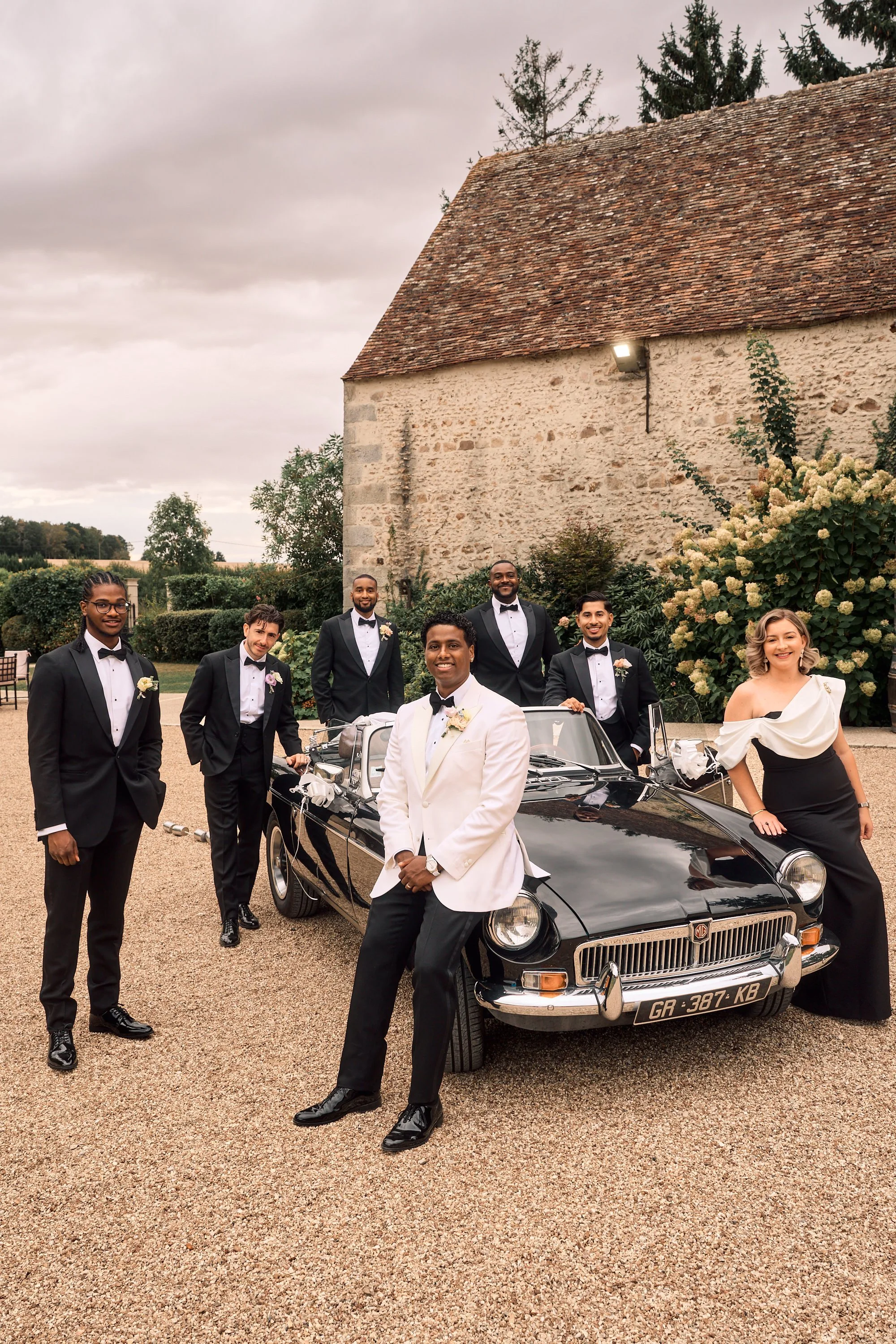Photo édito d'un mariage anglais autour d'une voiture de sport vintage