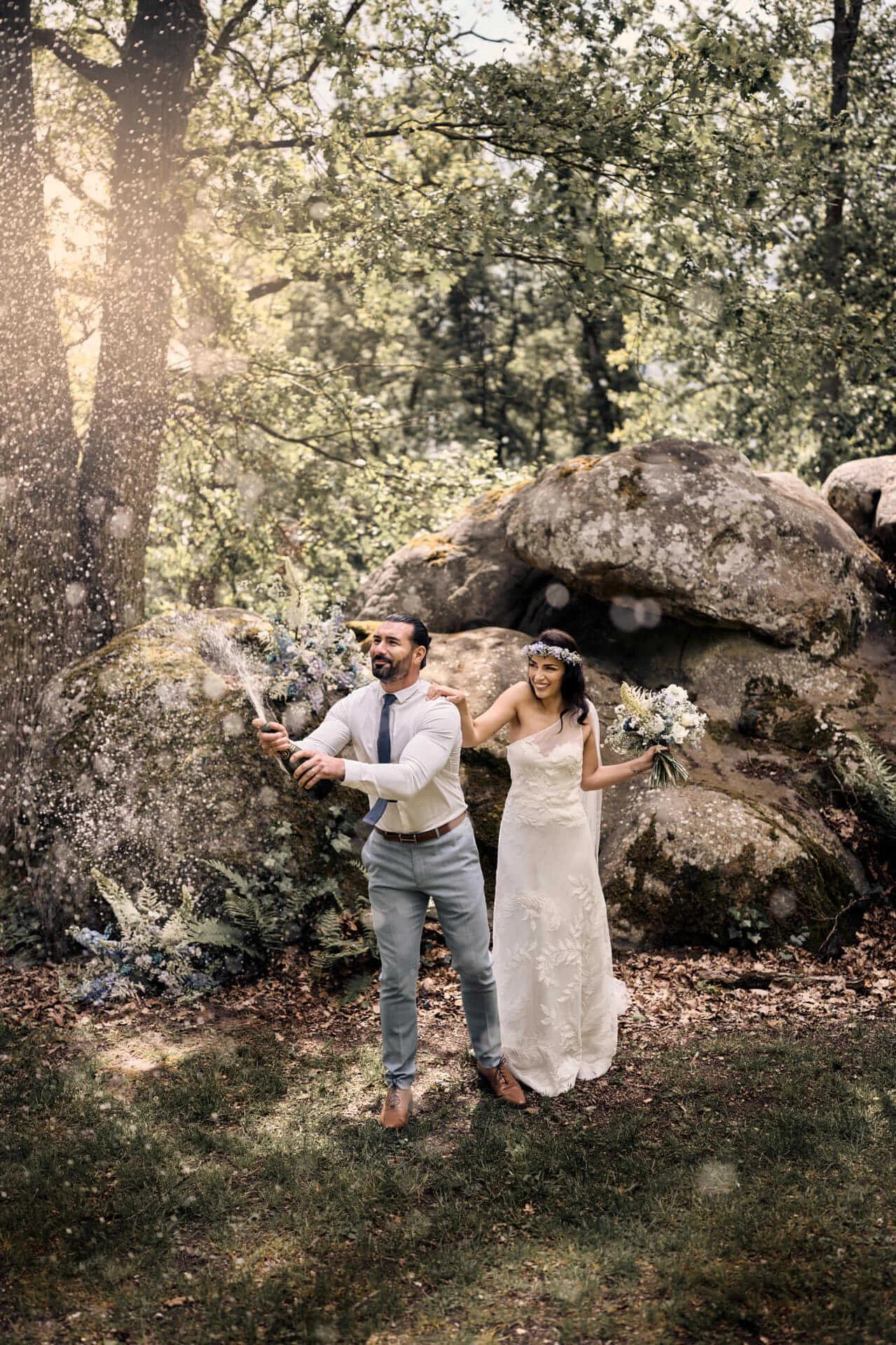 Un couple pendant leur mariage à paris.