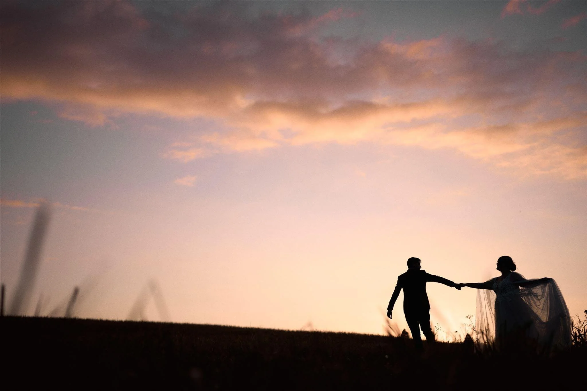 Couple en tenue de mariage au coucher de soleil
