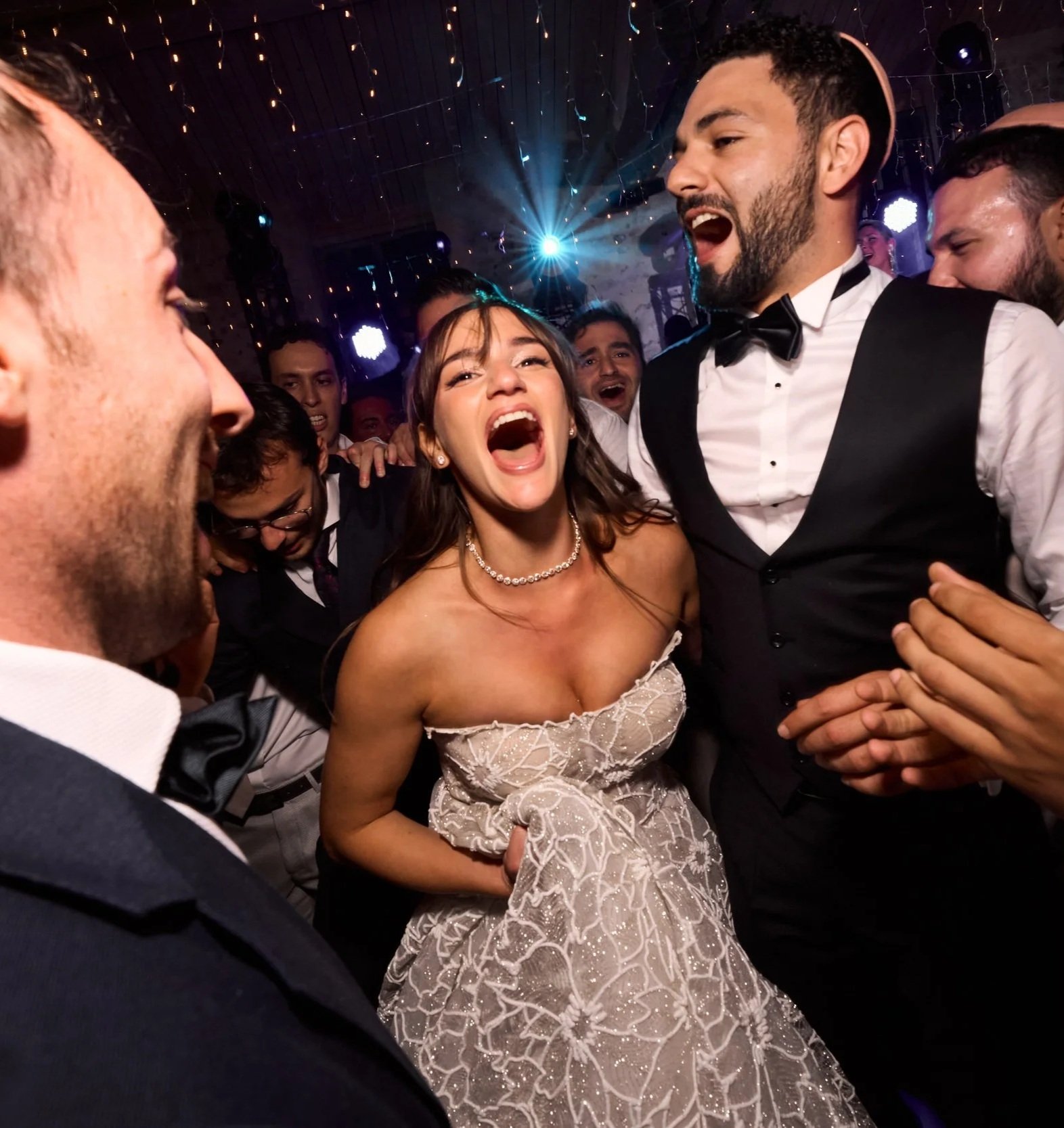 un couple danse lors de leur mariage.