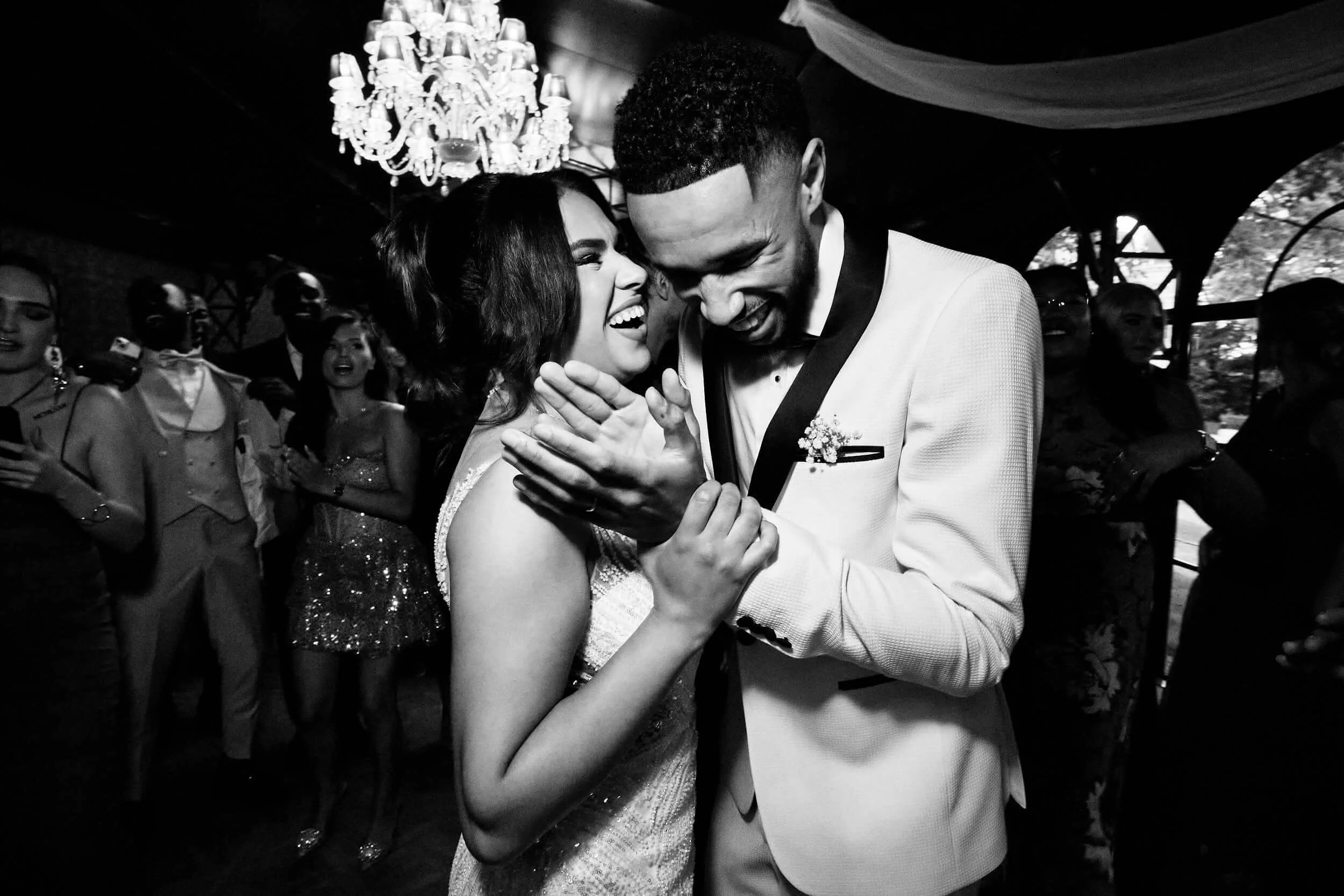 Une photo d'un couple lors de son mariage à Paris.