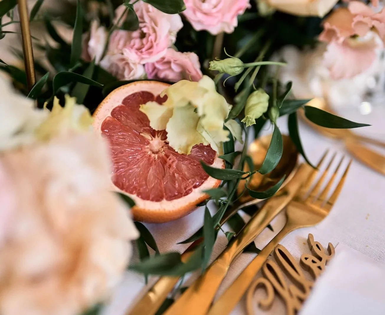 Des décorations sur une table de mariage