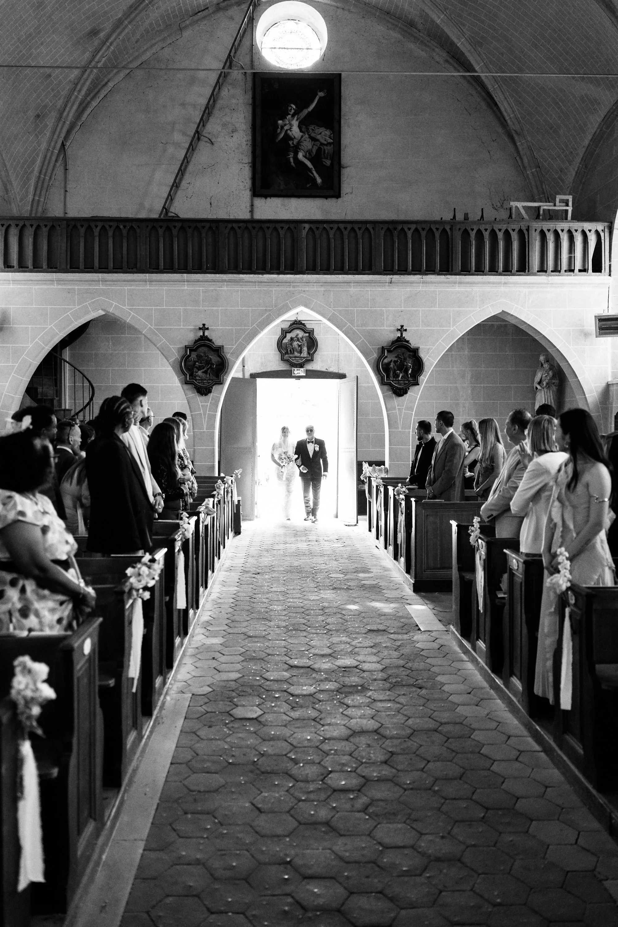 La mariée entre dans l'église