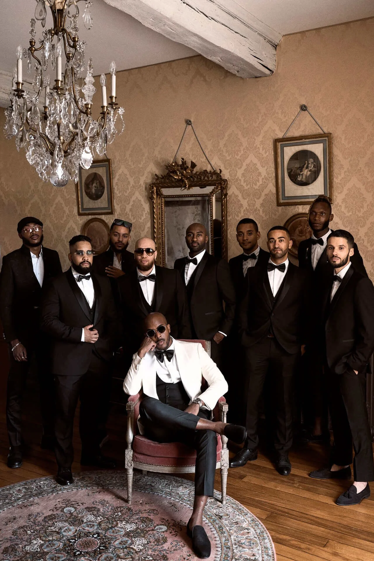 un portrait de groupe lors d'un mariage à paris