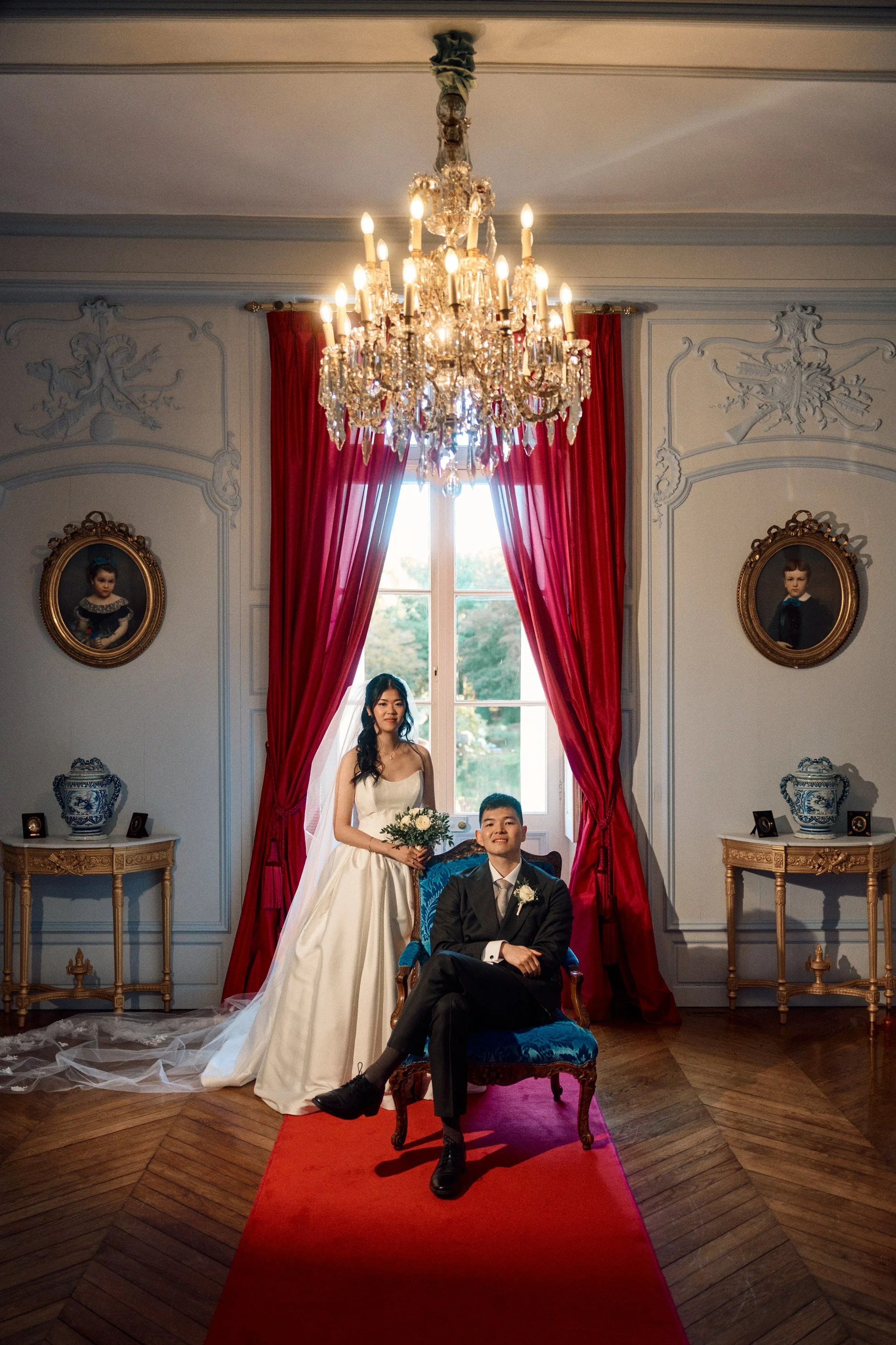 Photo édito d'un couple d'asiatique lors de leur mariage au château barthelemy par leitmotiv capture.