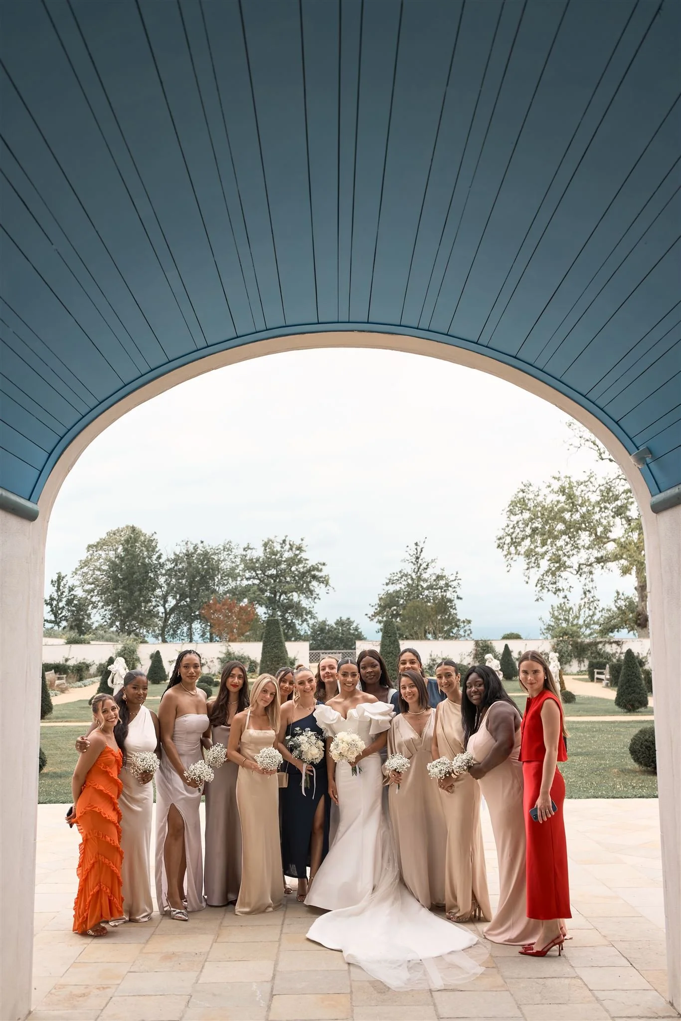 Photo de groupe d'un mariage au château de larraldia