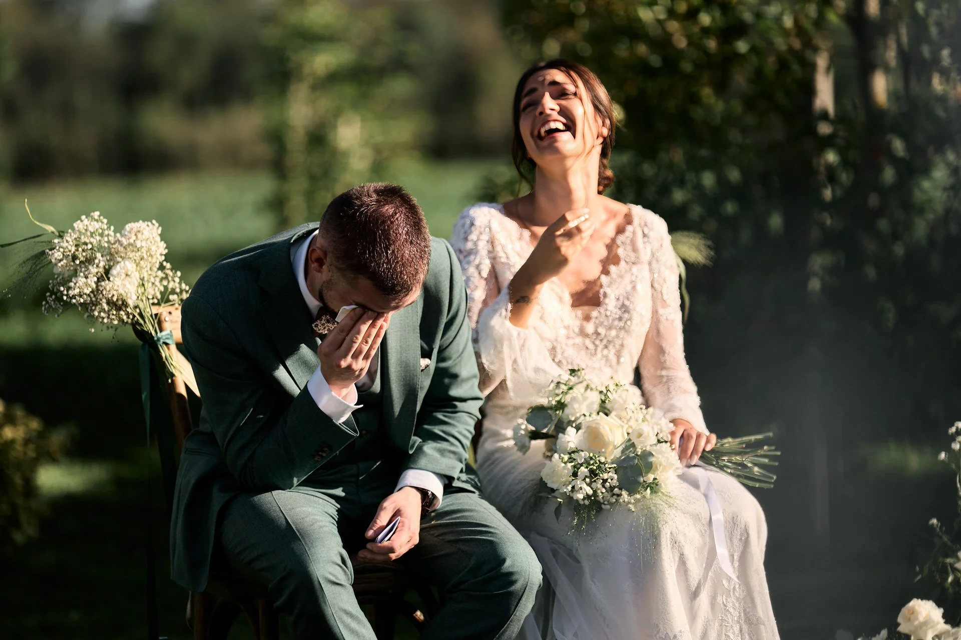 Une photo d'un couple pendant leur mariage