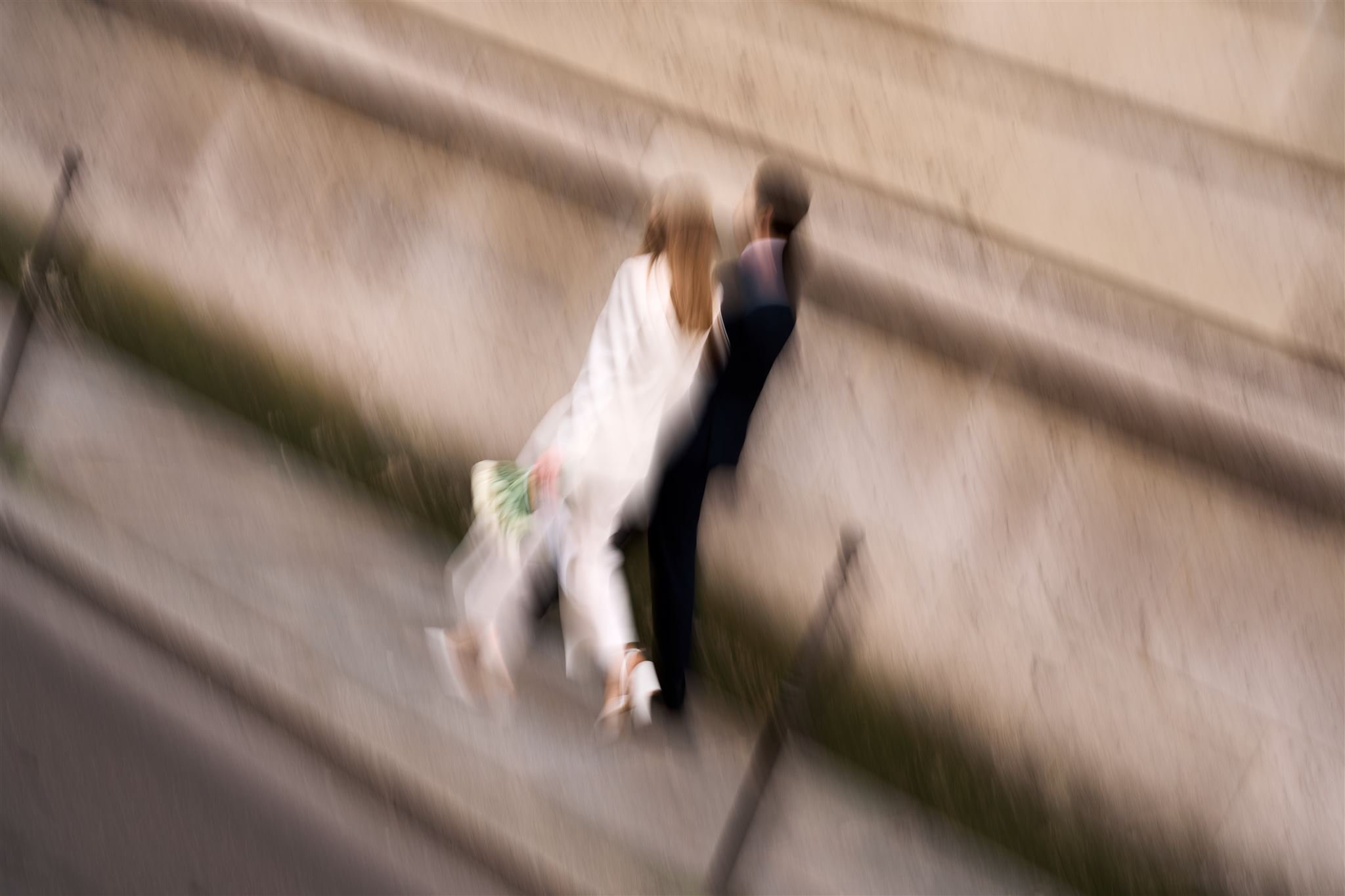Une photo floue d'un couple dans paris