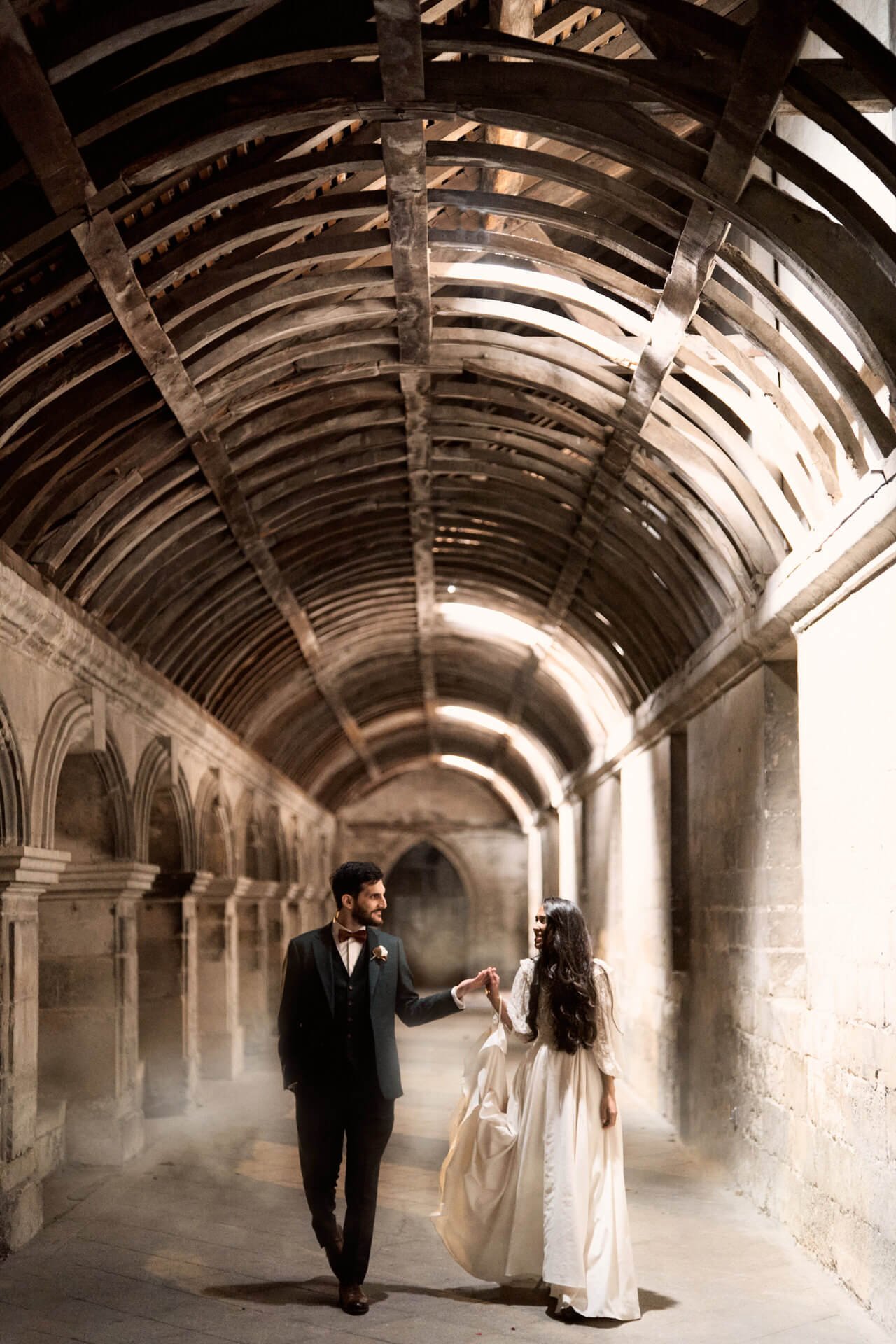 un couple se tenant par la main