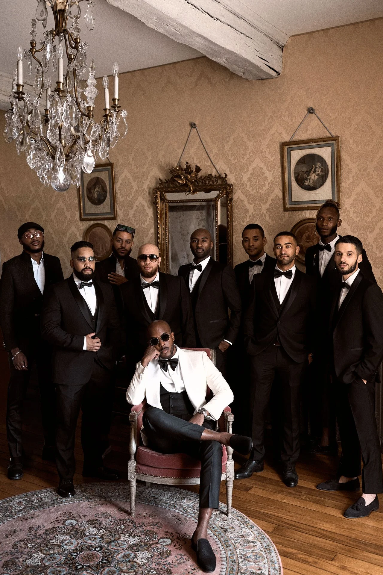 un portrait de groupe lors d'un mariage à paris