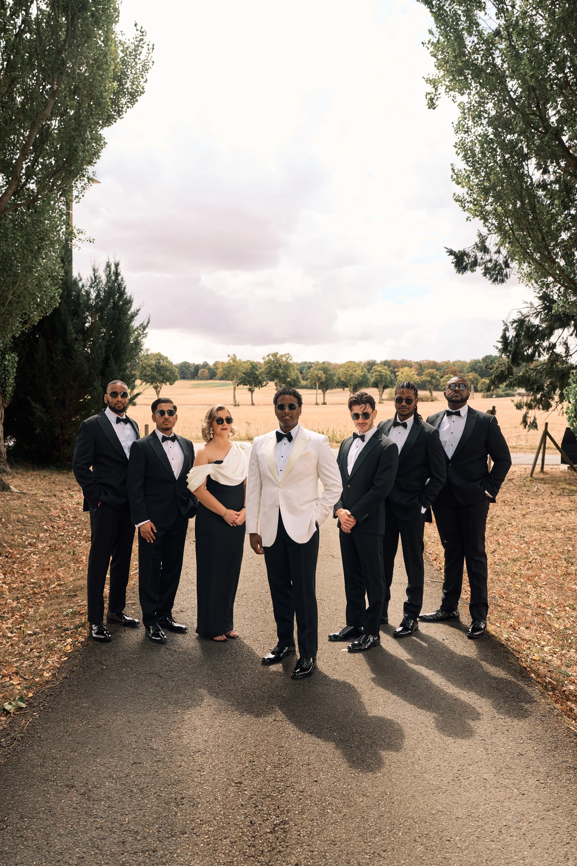 Photo édito d'un groupe de garçons d'honneur lors d'un mariage édito