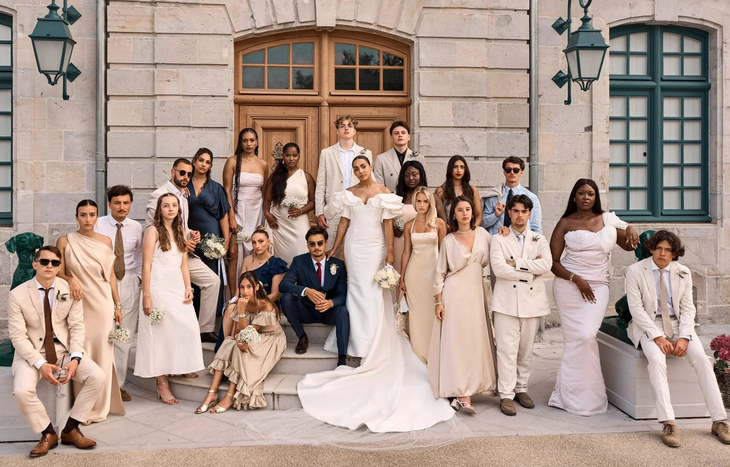 un portrait de groupe lors d'un mariage à la vanity fair