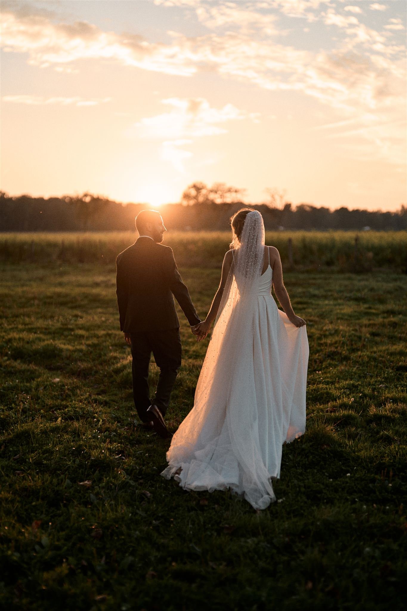 une séance photo de couple au coucher de soleil