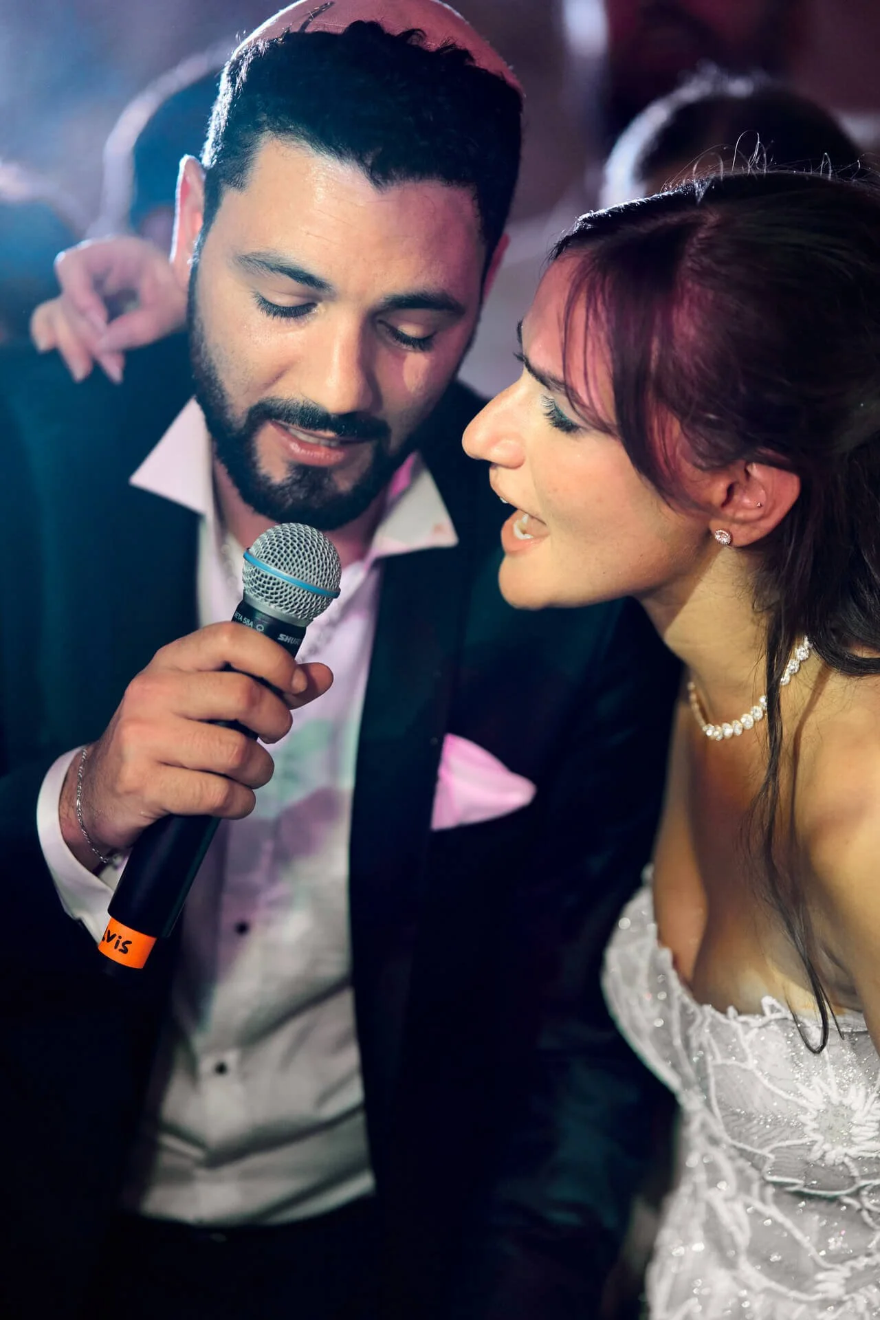 un couple en train de chanter pendant leur mariage.