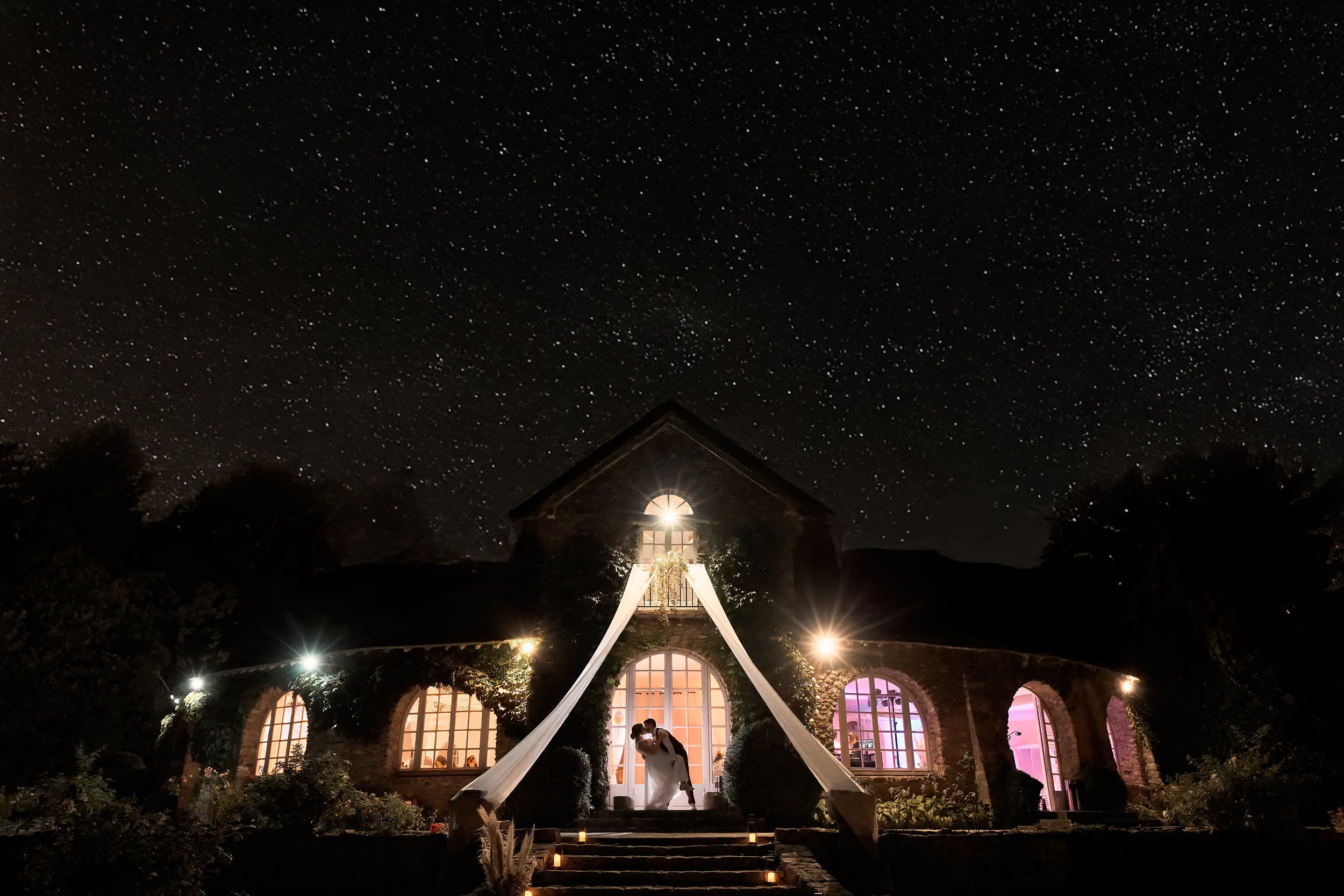 Un couple en train de s'embrasser