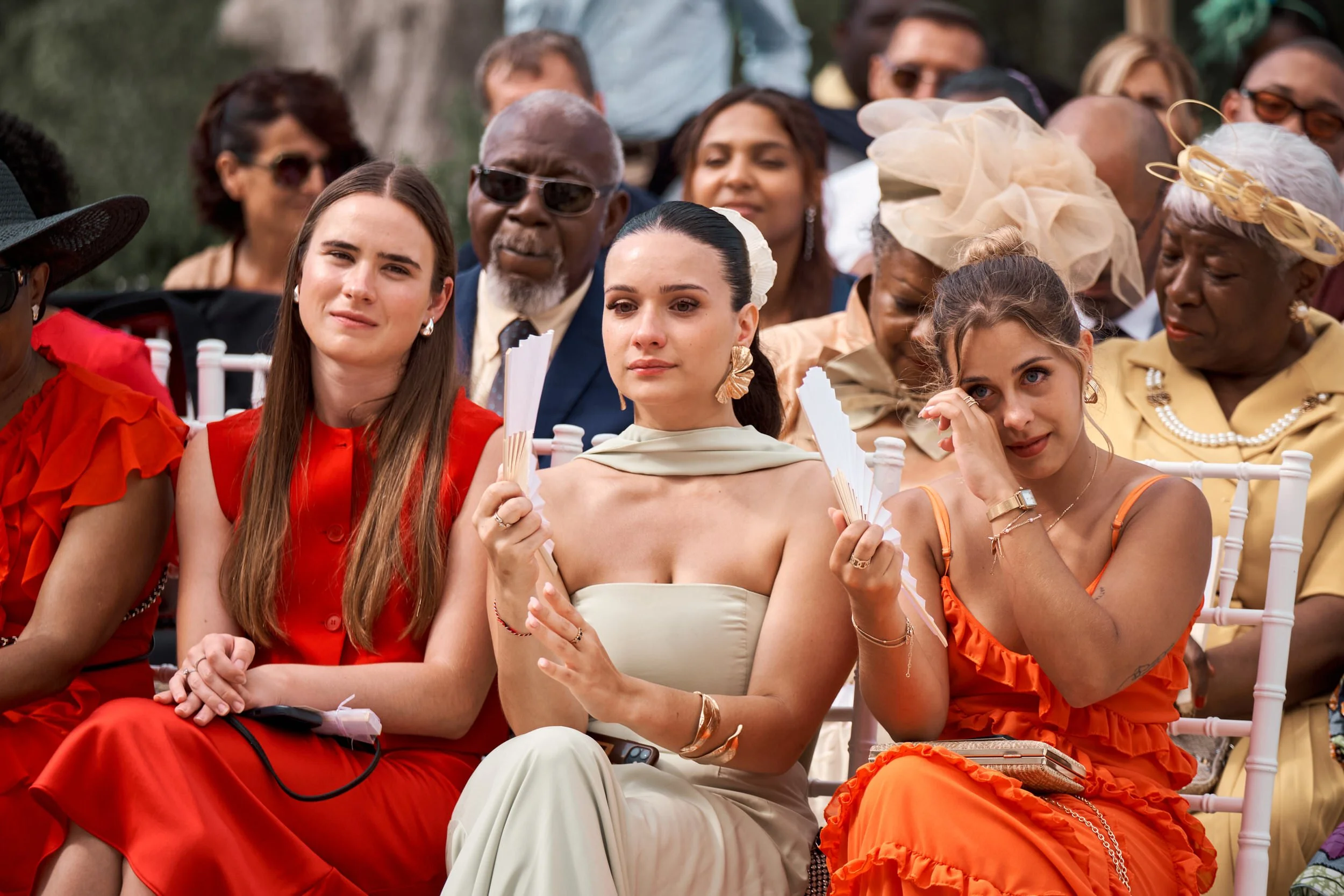 Des témoins en train de pleurer à un mariage