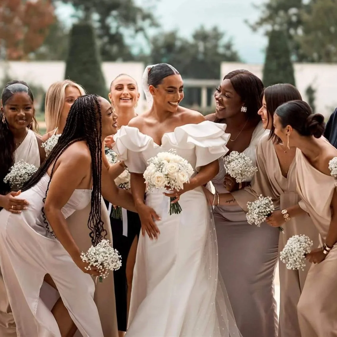 Une photo de groupe pendant un mariage à Paris.