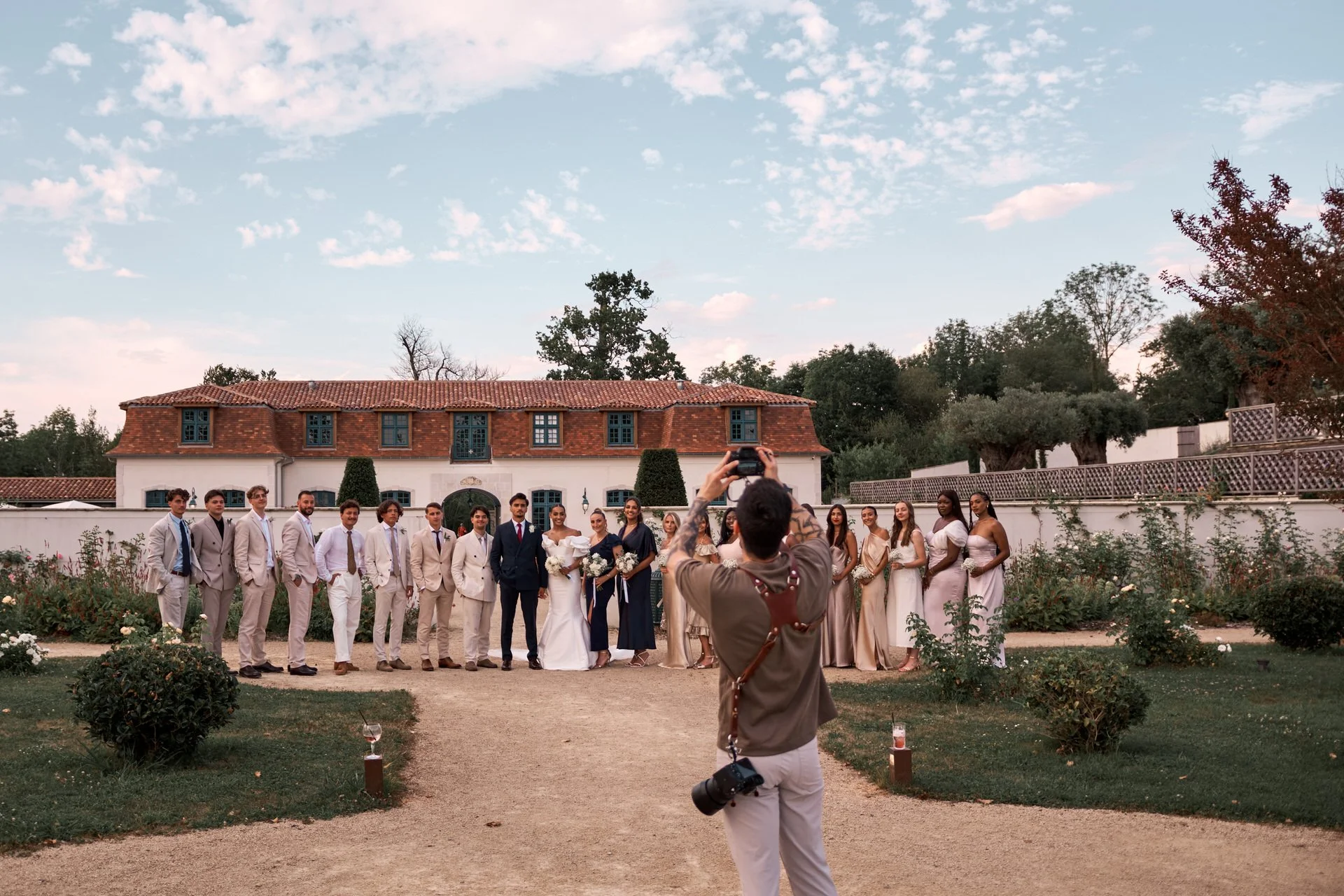 Un photographe de mariage en train de prendre une photo