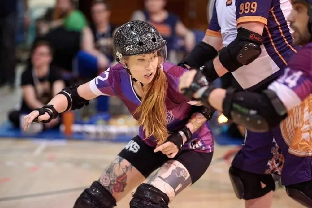 Une photo d'aurélie blanche en train de faire du roller derby en championnat