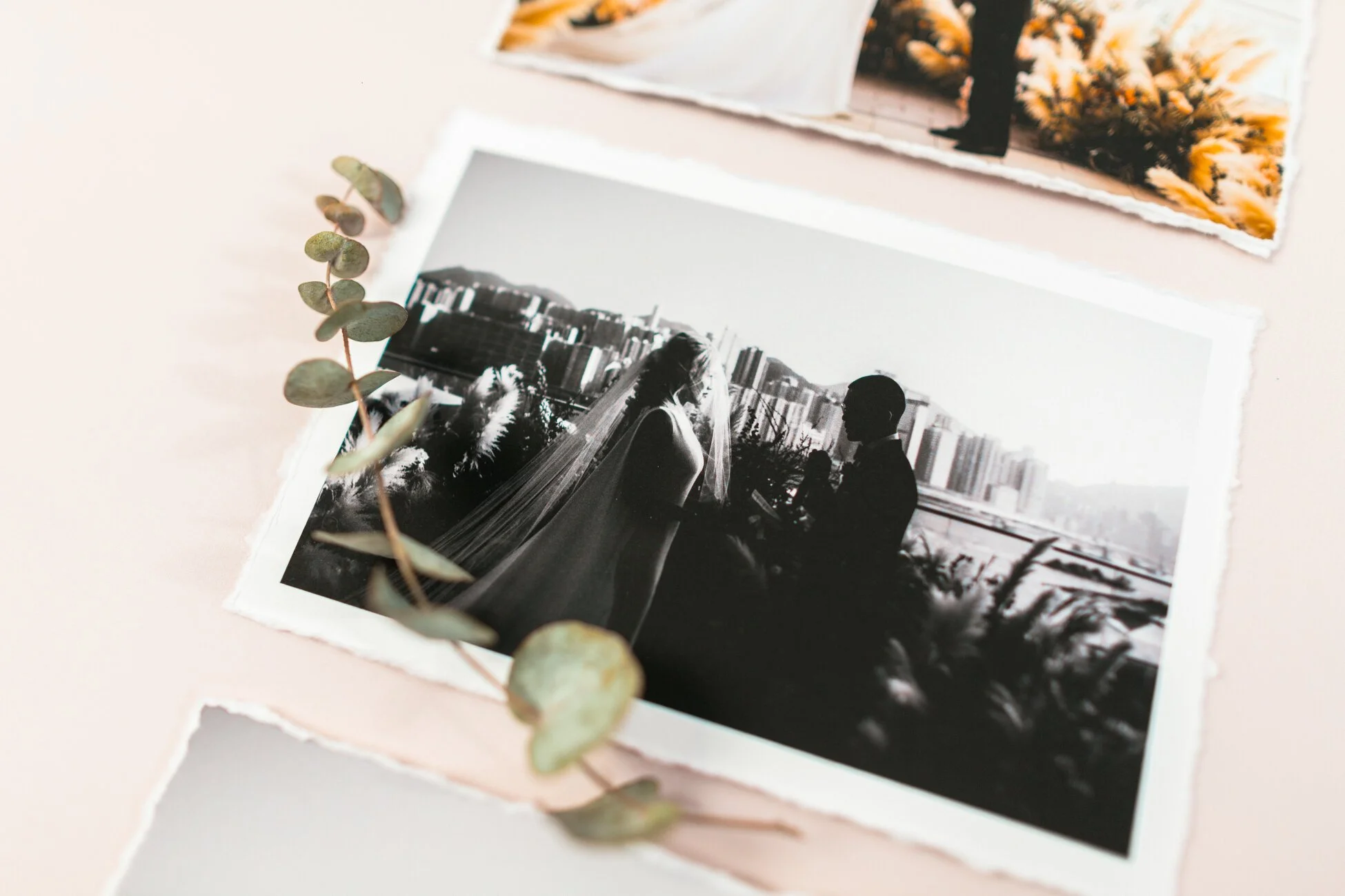 un tirage imprimé d'une photo de mariage