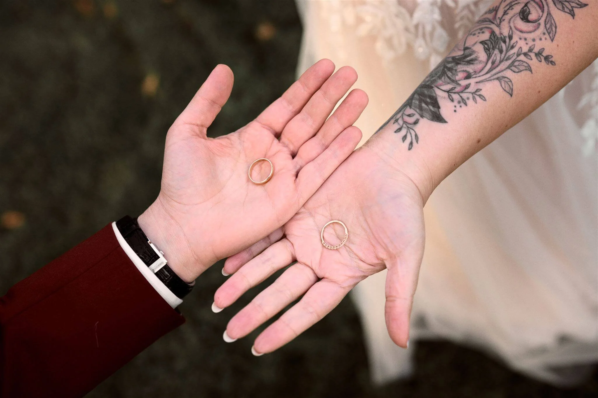 Des alliances de mariage dans des mains