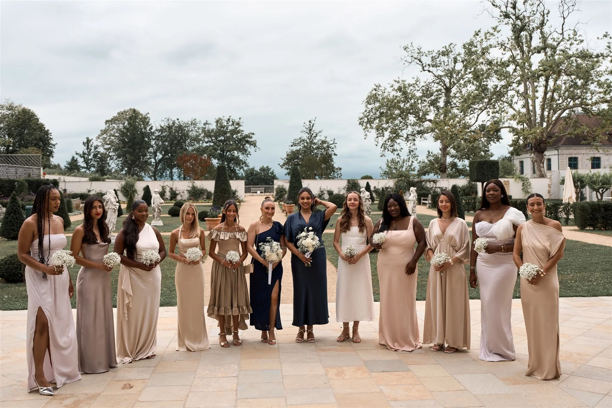 Photo de groupe d'un mariage au château de larraldia