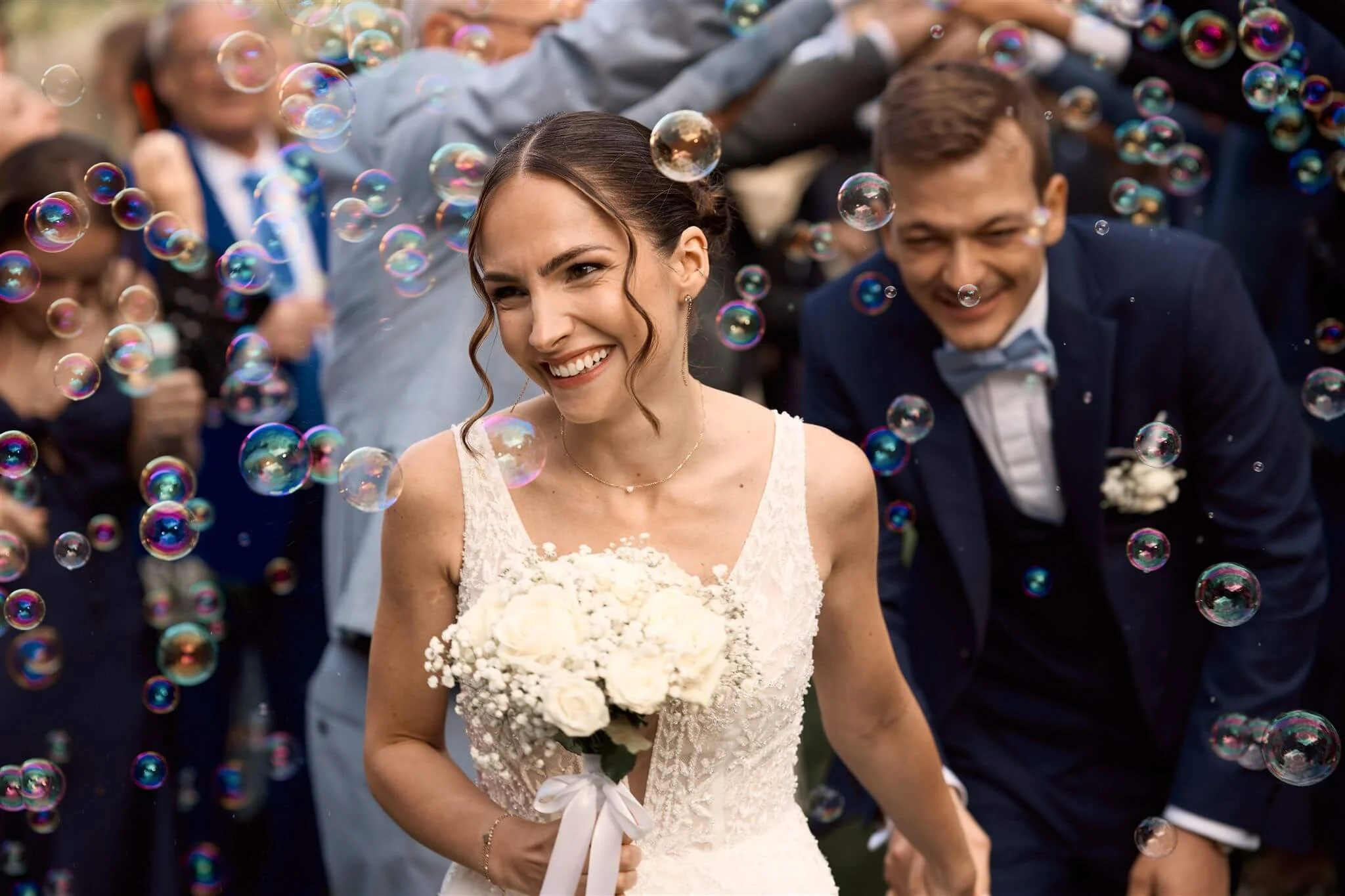 Une mariée qui tient la main de son amour