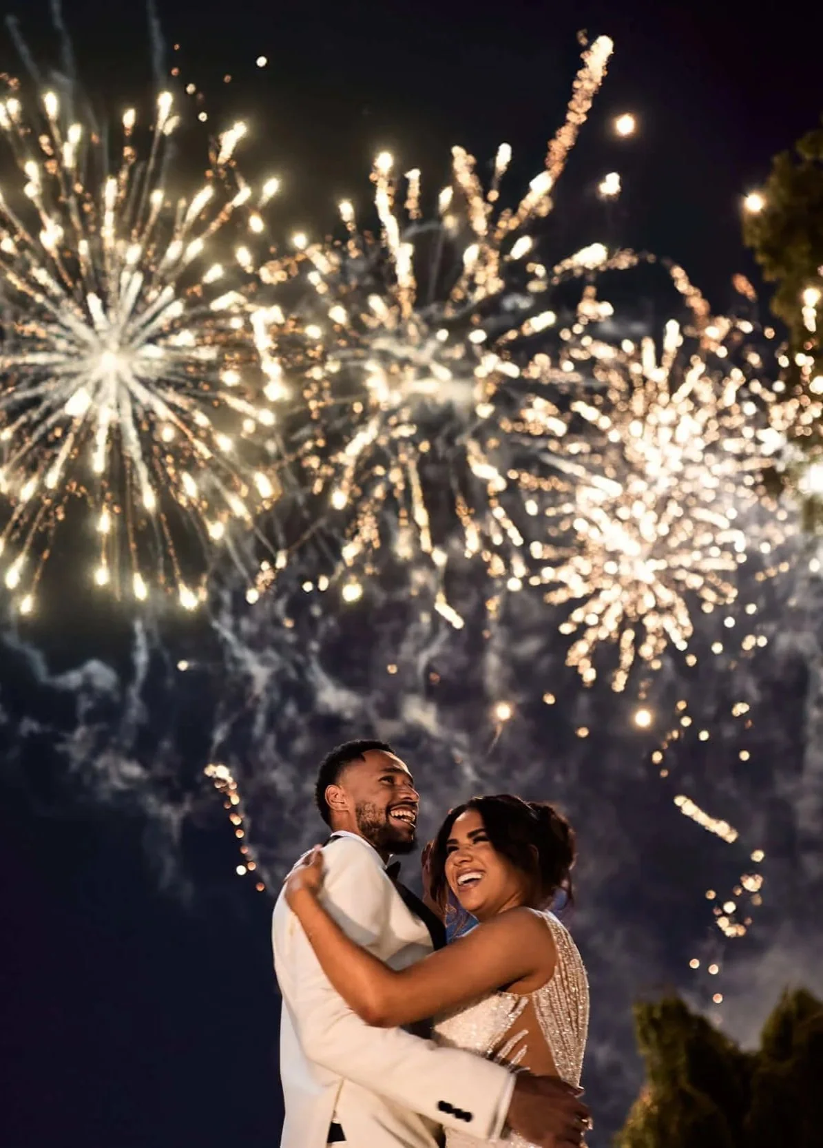 une photo d'un feu d'artifice pendant un mariage