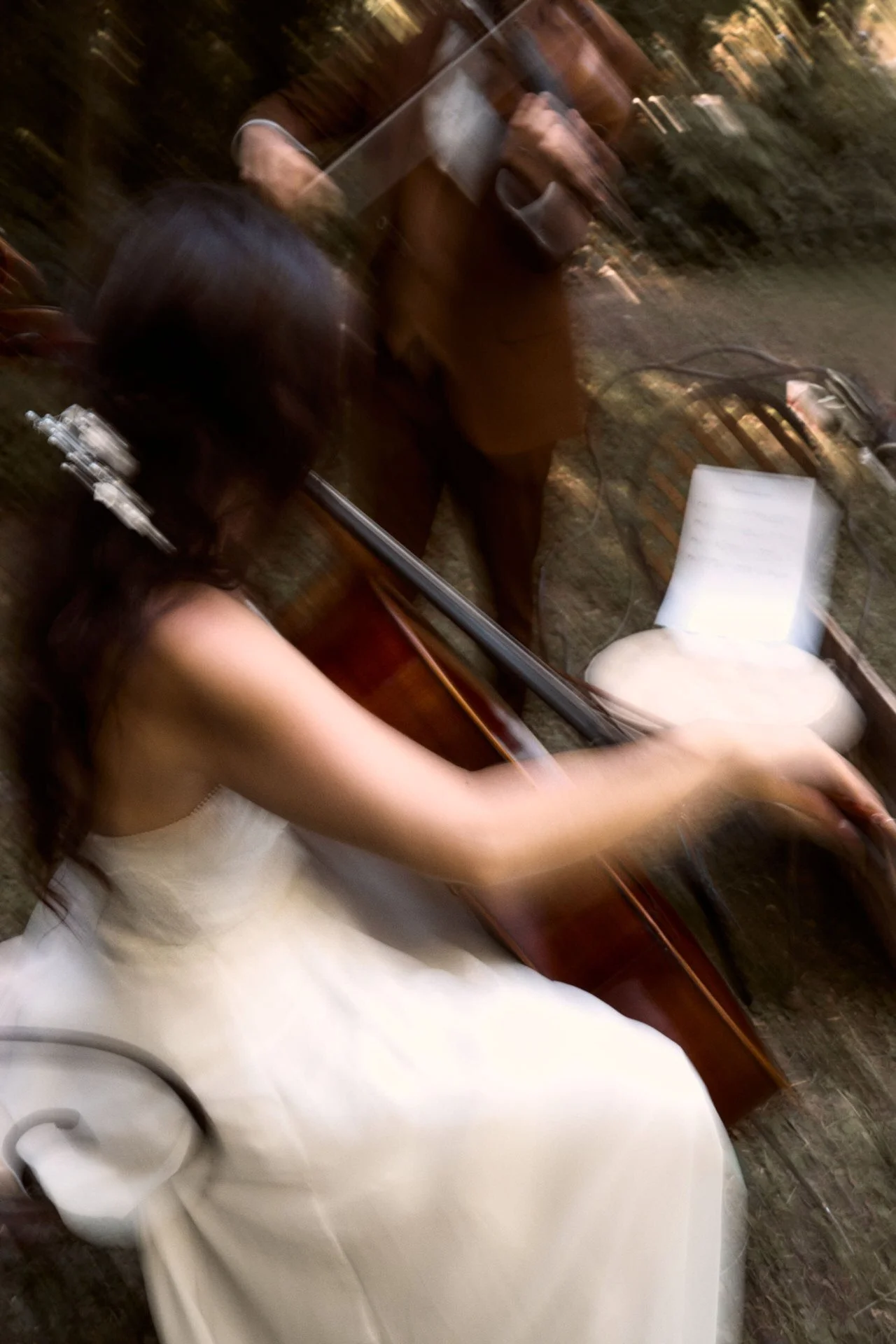 Une mariée en train de jouer du violon