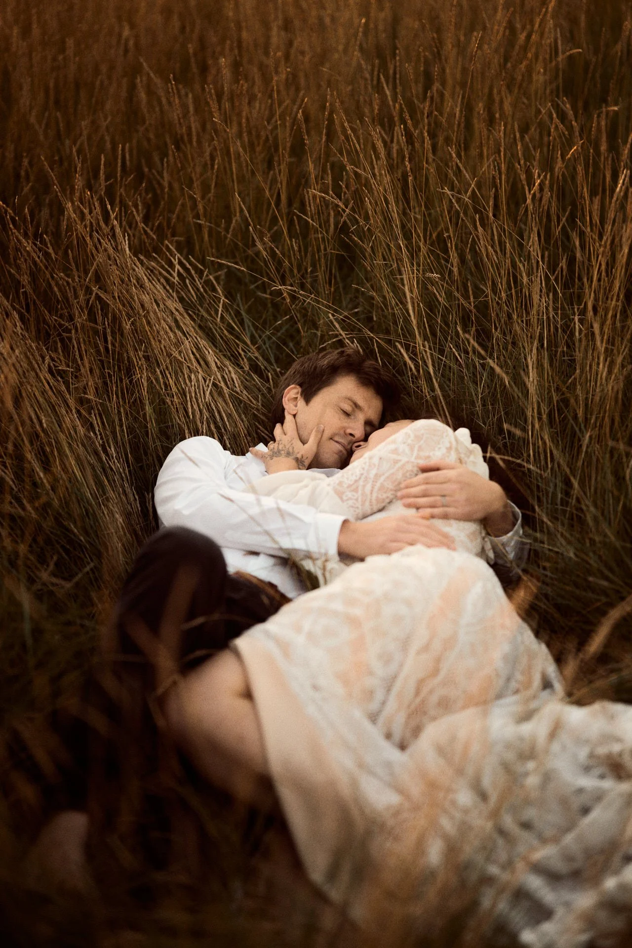 un couple qui s'enlace