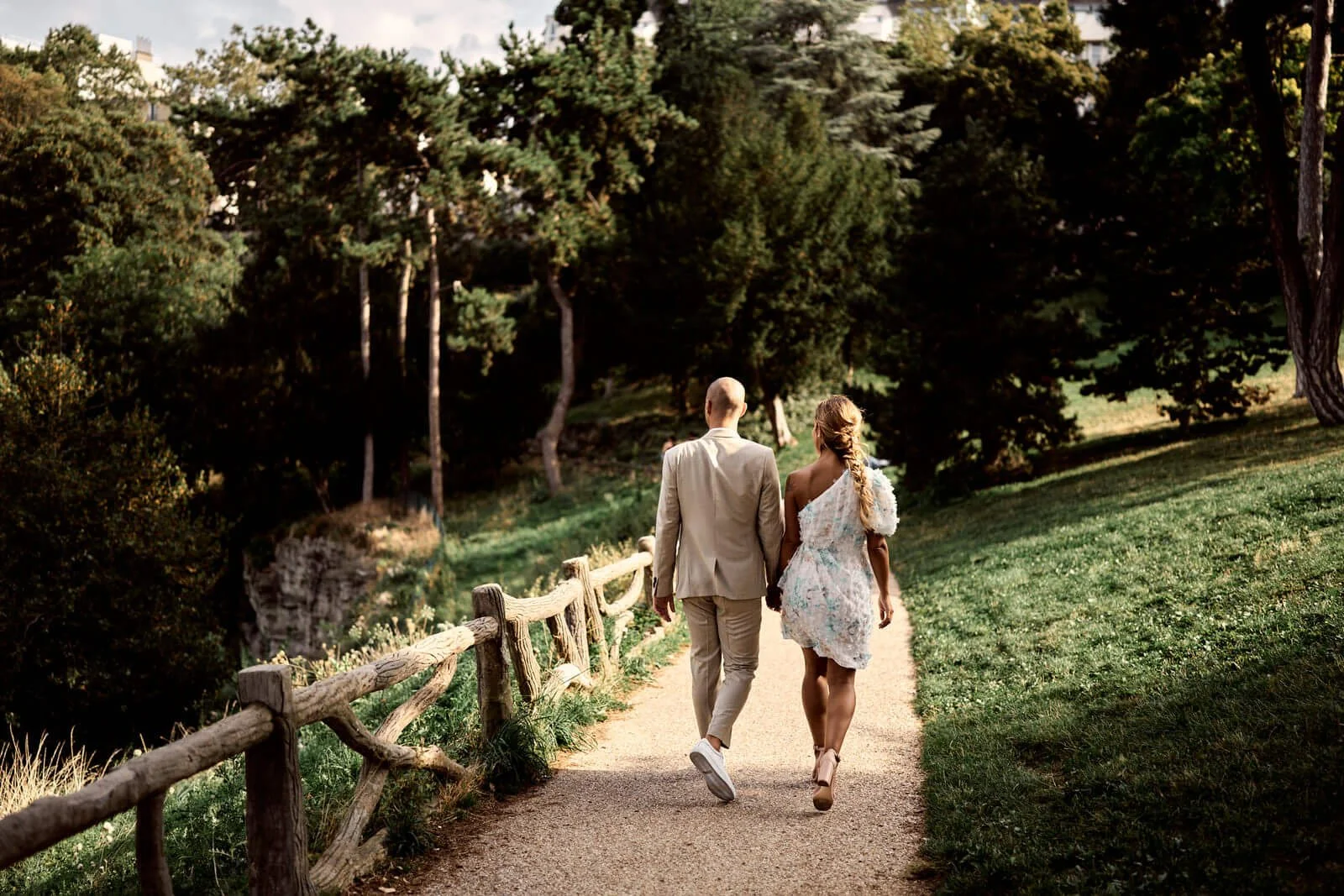 Une photo d'un couple aux buttes chaumont à paris