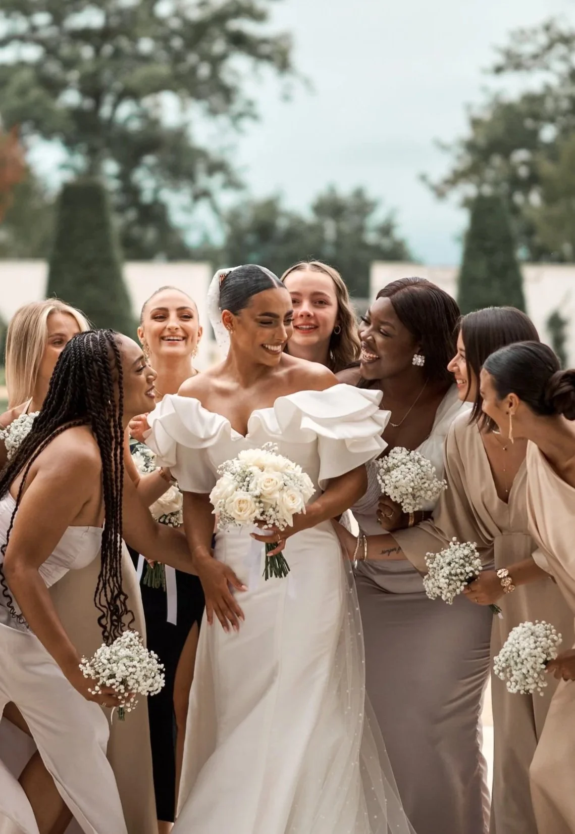 Une mariée avec ses demoiselles d'honneur