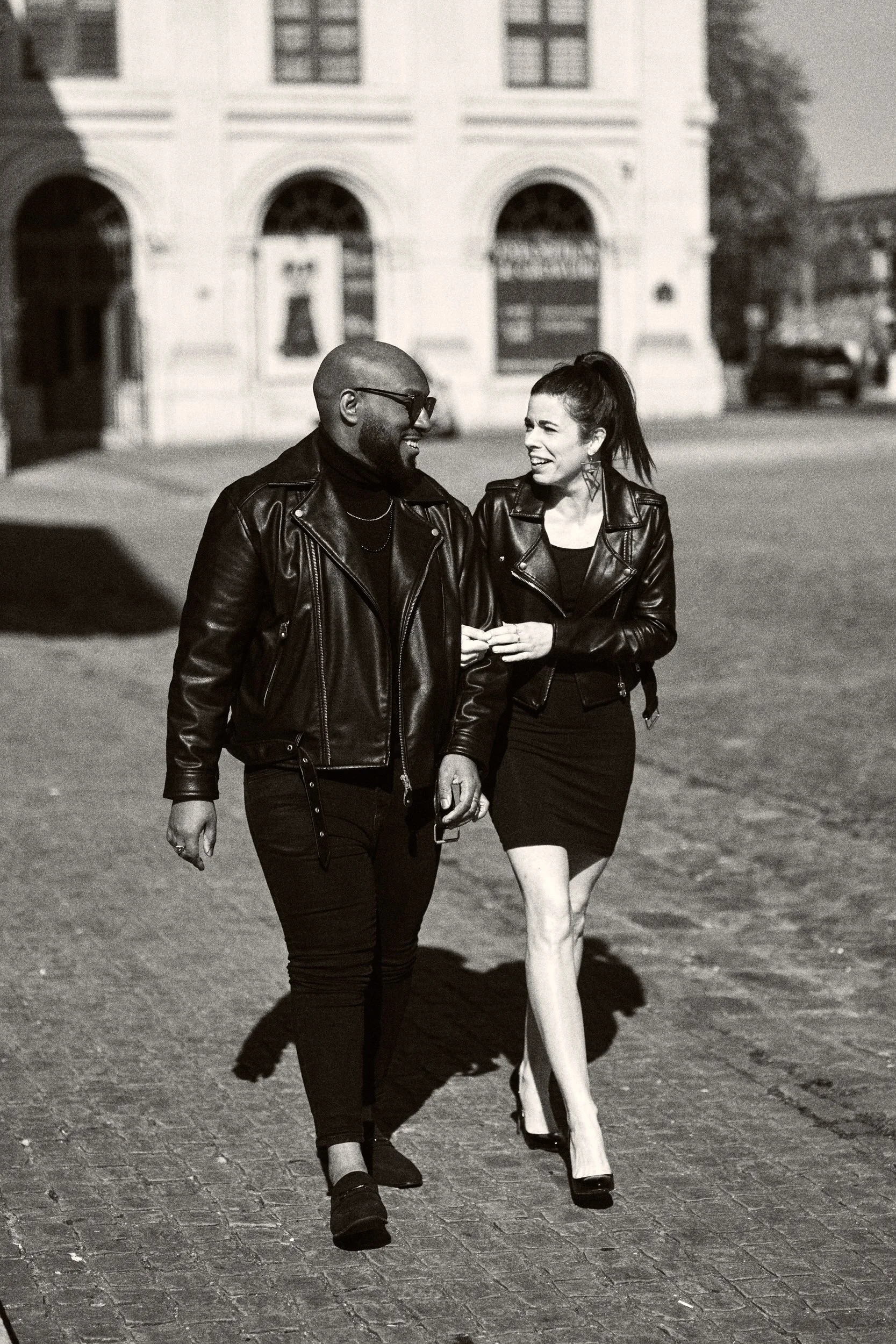 Un couple qui se promène pont des arts à paris