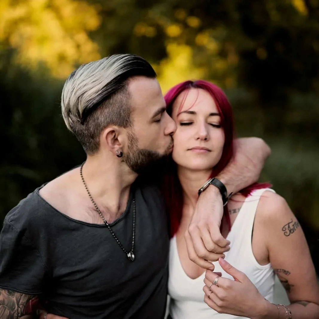 Un couple qui s'embrasse dans un parc à paris