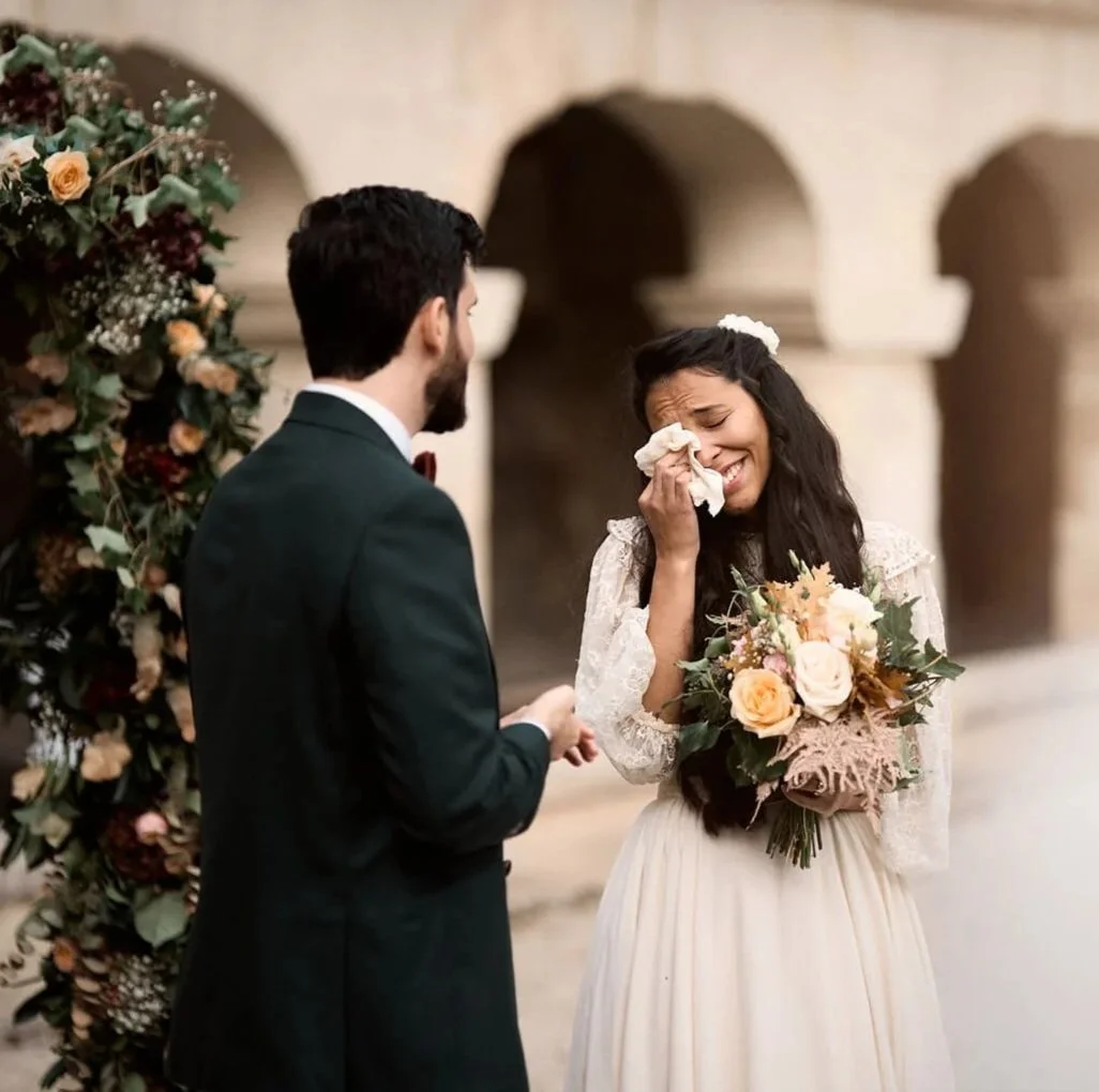 une photo d'une cérémonie laïque à un mariage