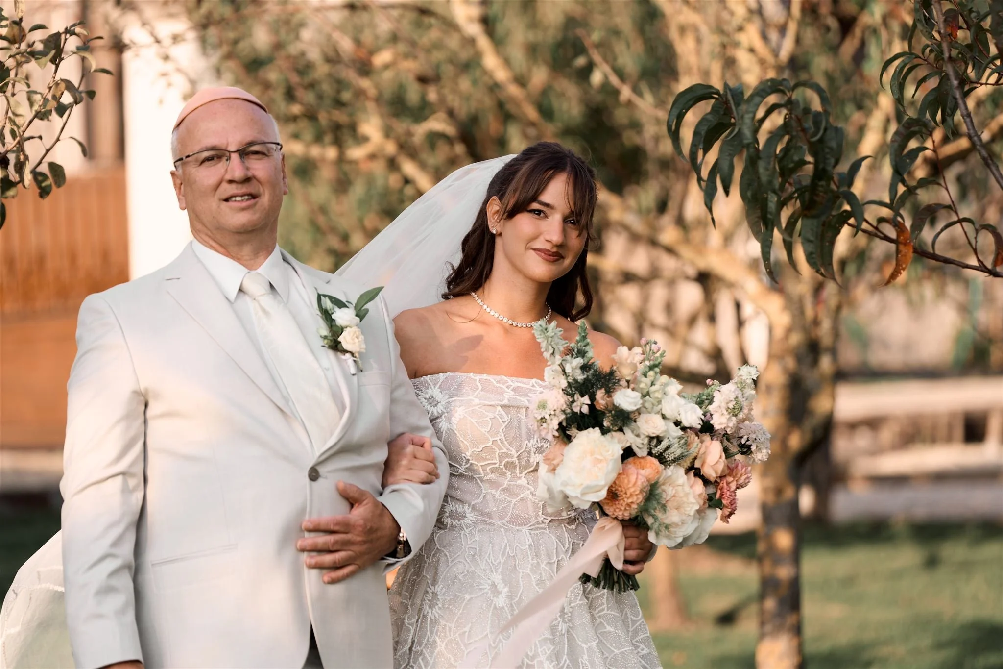La mariée avec son papa lors d'une cérémonie juive