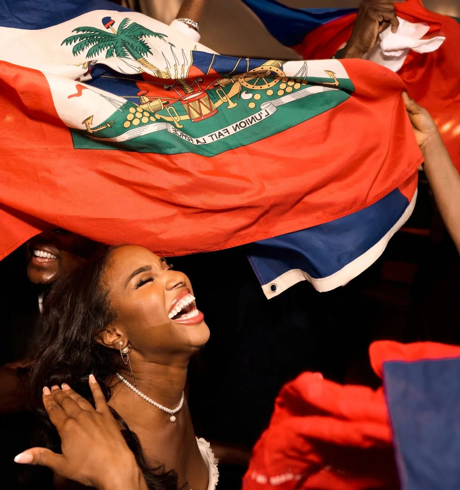une photo d'une fête pendant un mariage