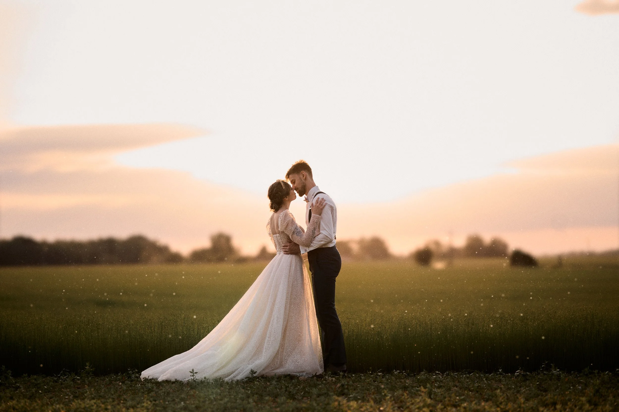 Un couple qui s'embrasse