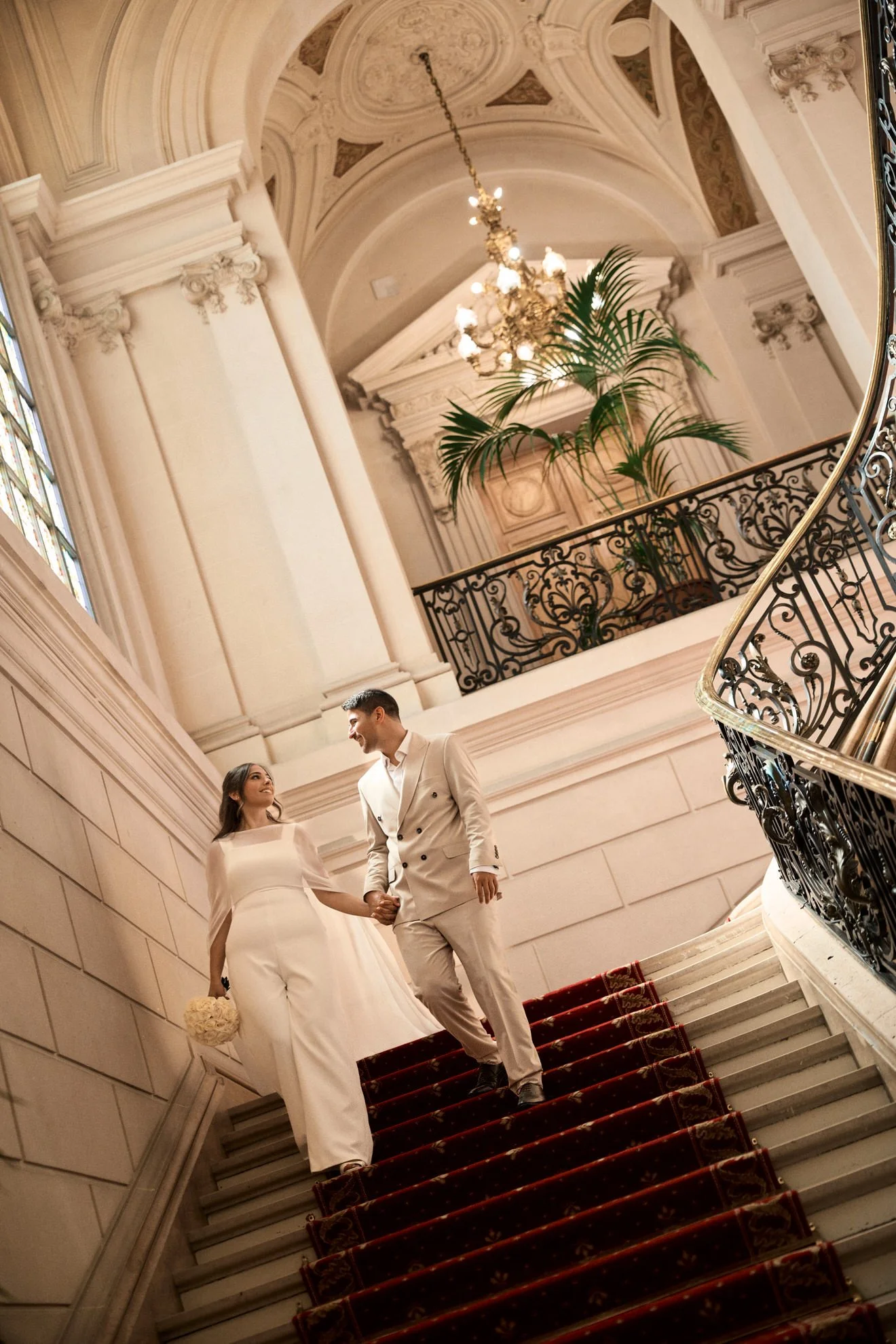 Une photo de mariage dans une marie à Paris